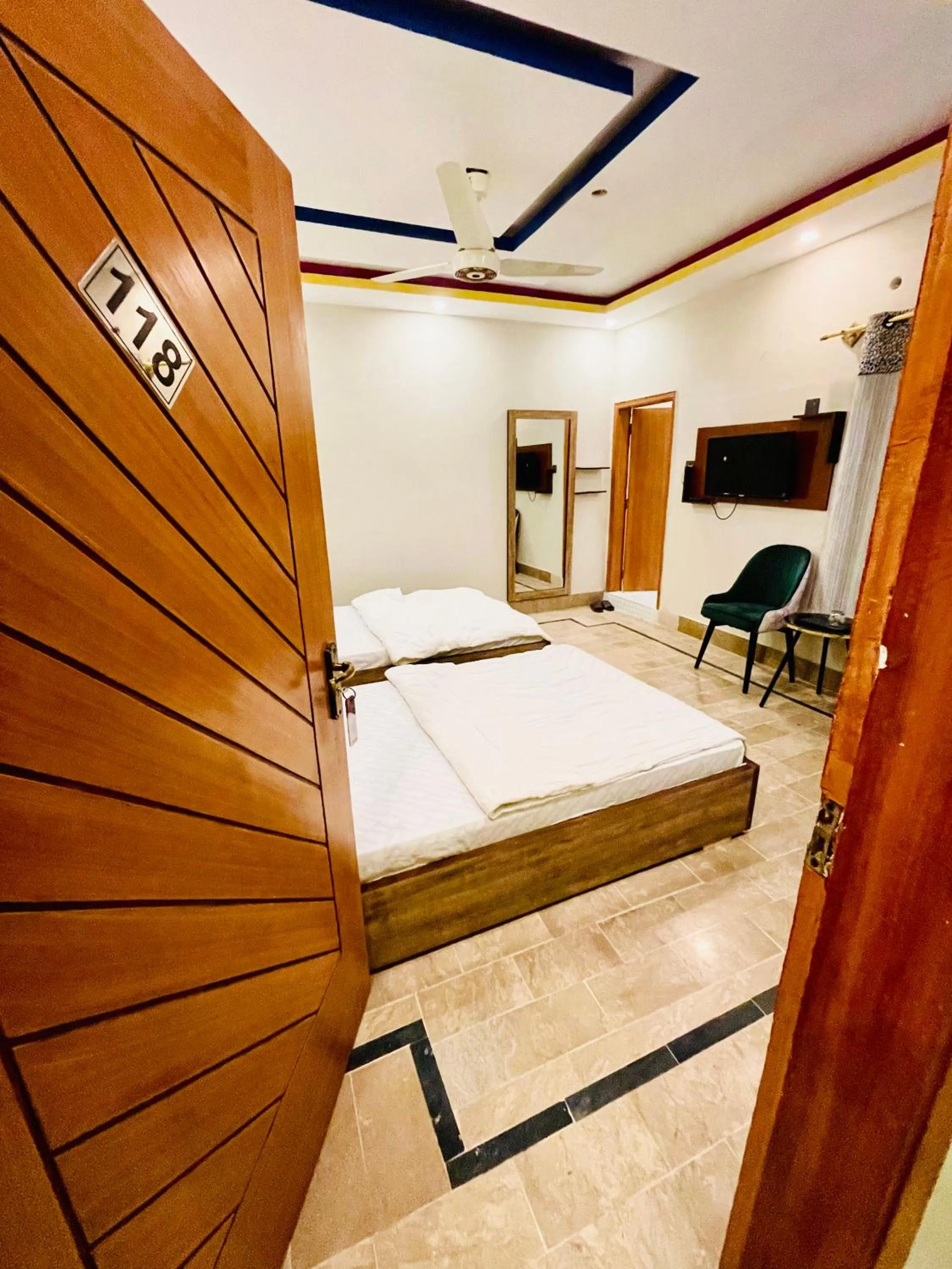 Facade/entrance, Bed in Hotel Bed & Rest Airport