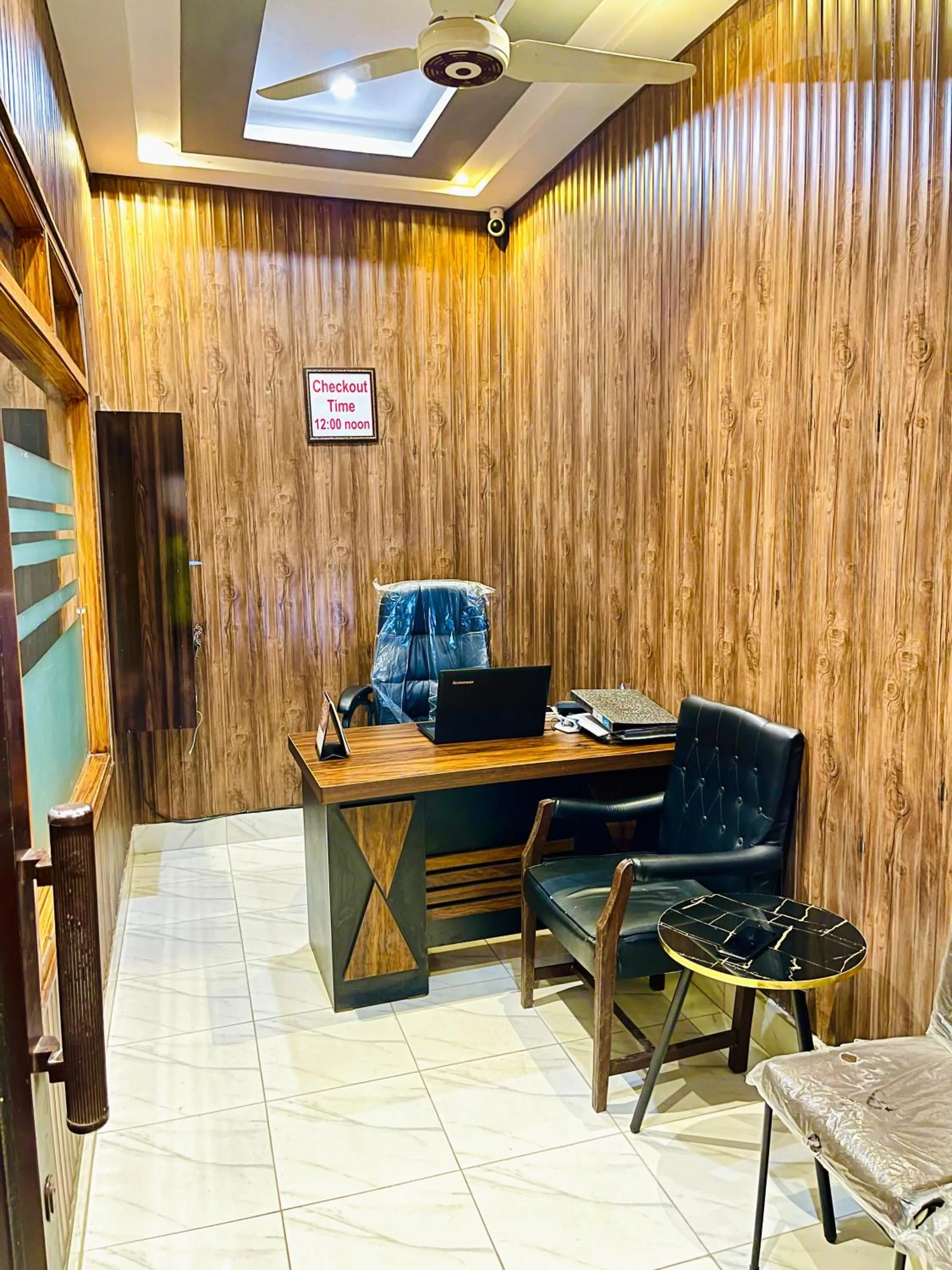 Facade/entrance in Hotel Bed & Rest Airport