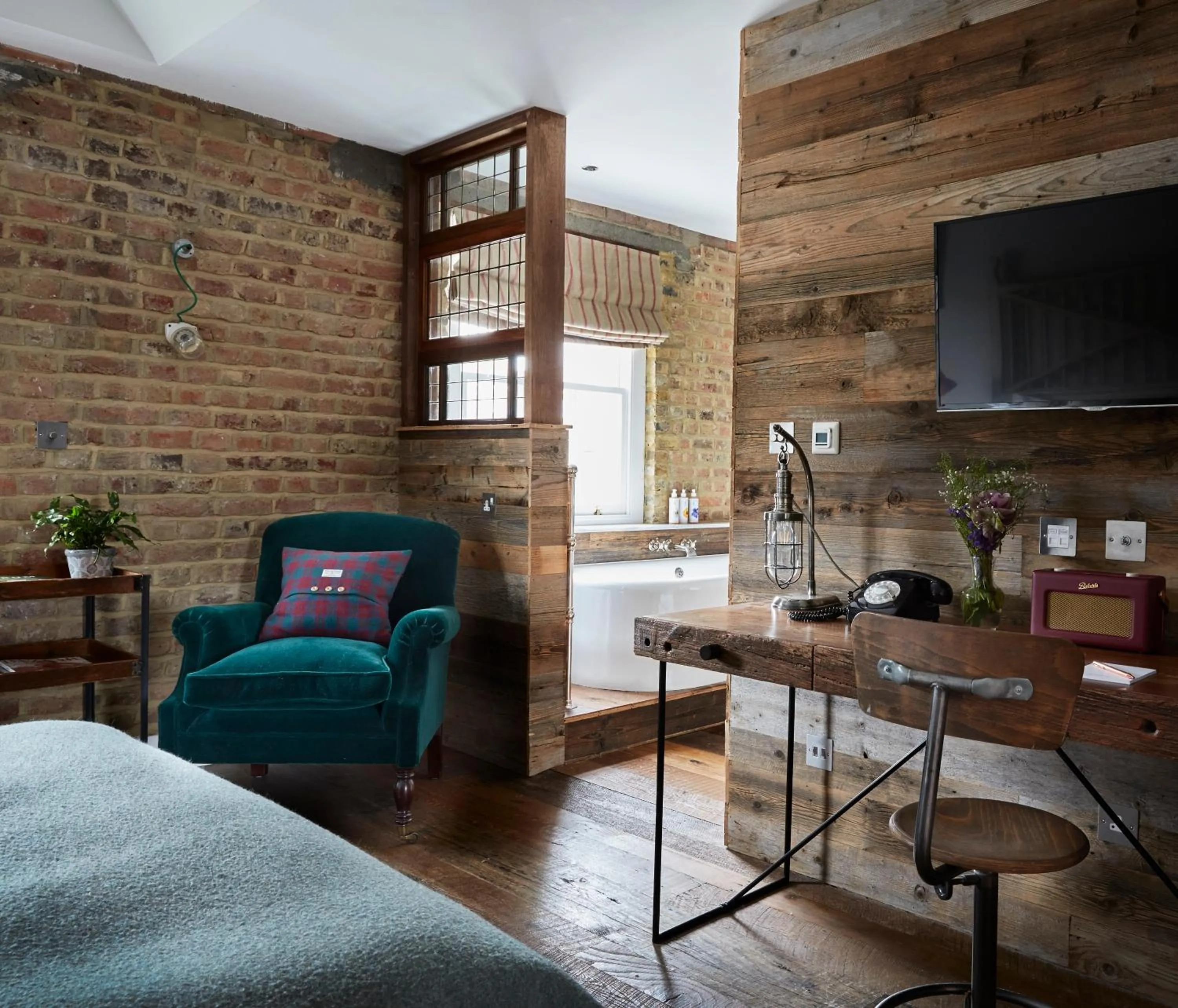 Bathroom, Bed in Artist Residence London