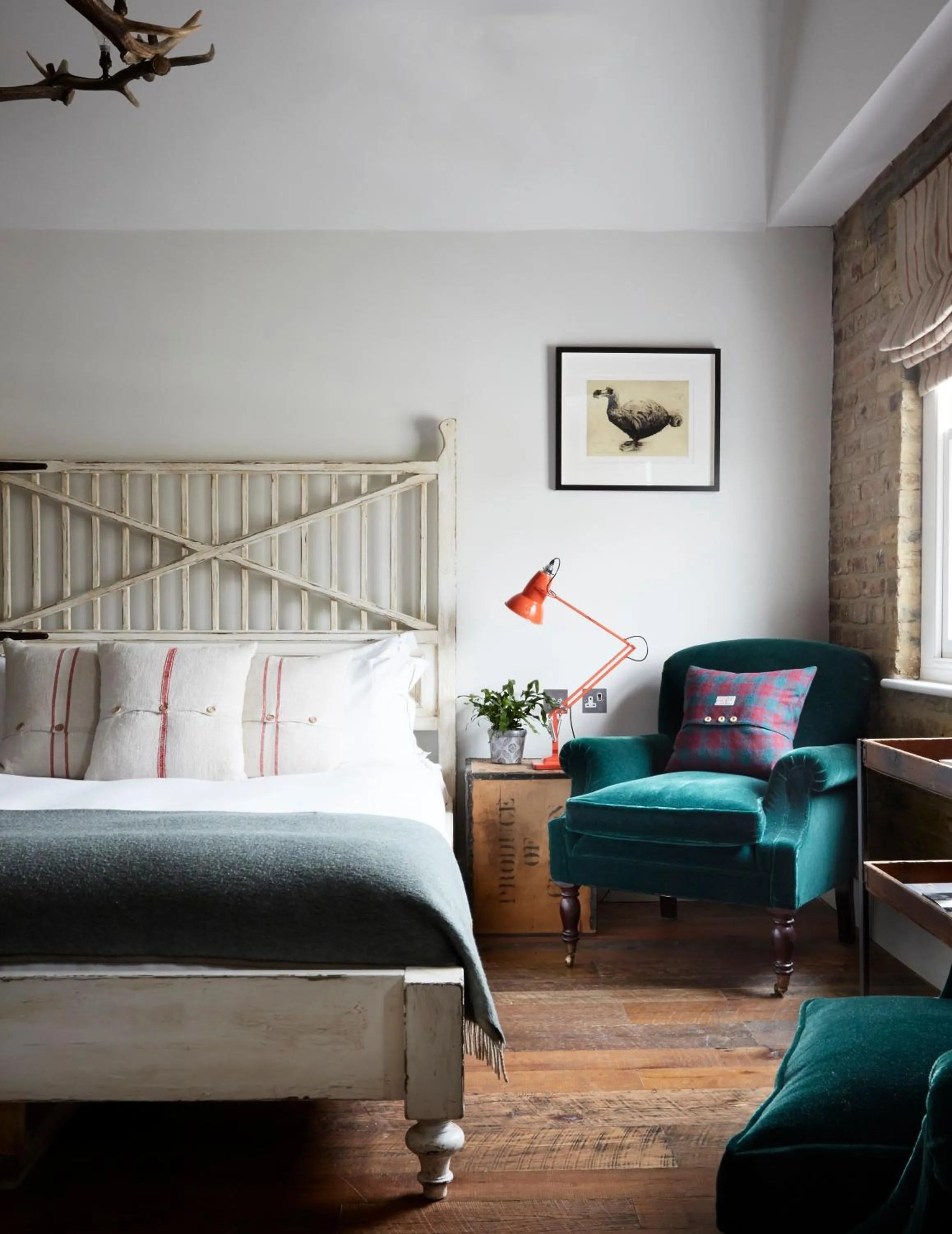 Photo of the whole room, Bed in Artist Residence London