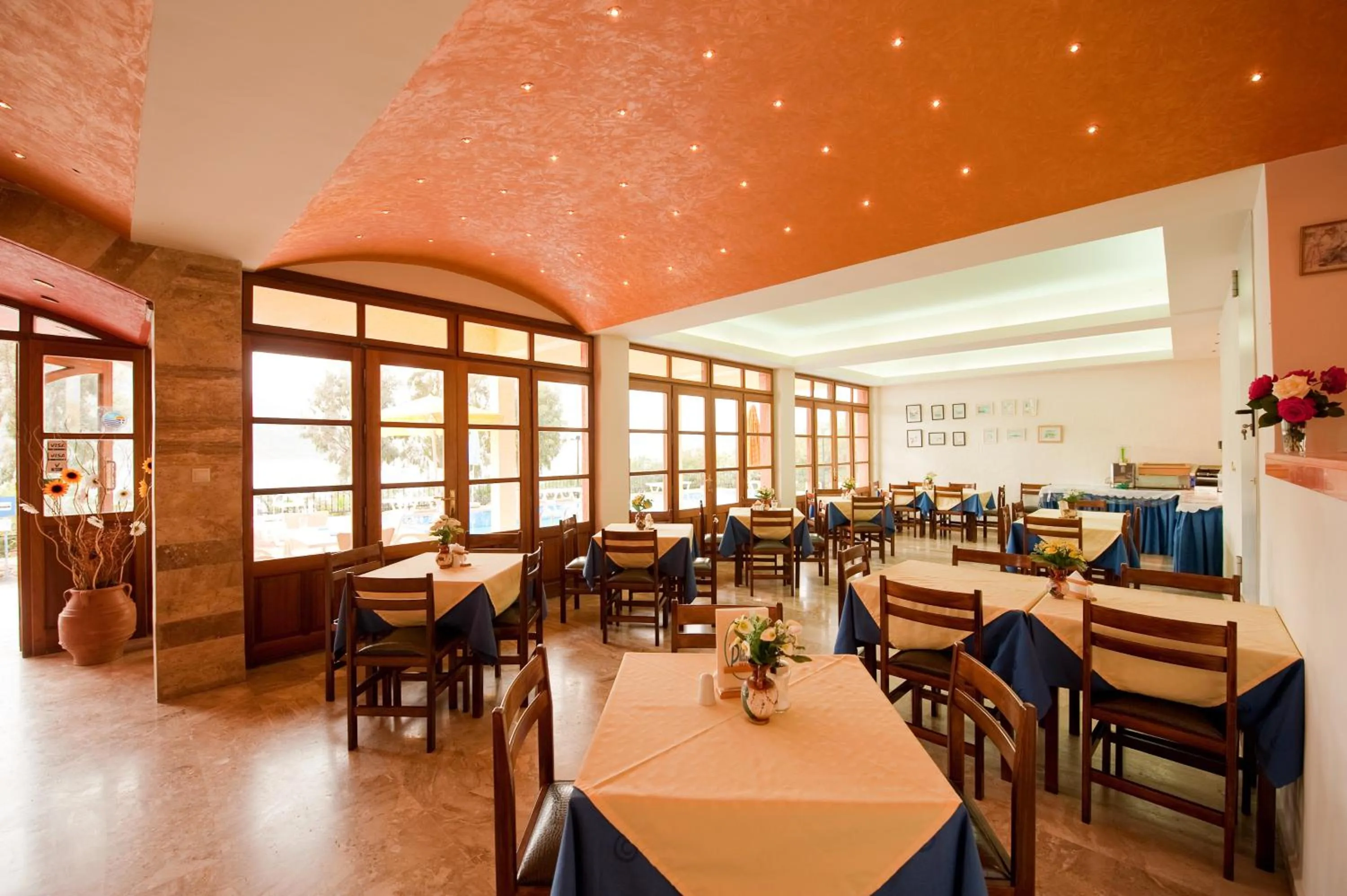 Restaurant/places to eat in Hotel Philoxenia