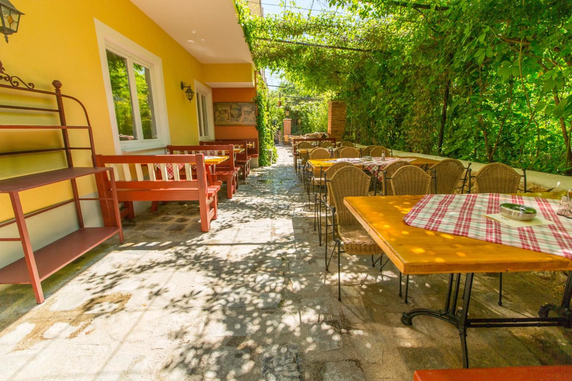 Restaurant/places to eat in Hotel Elia