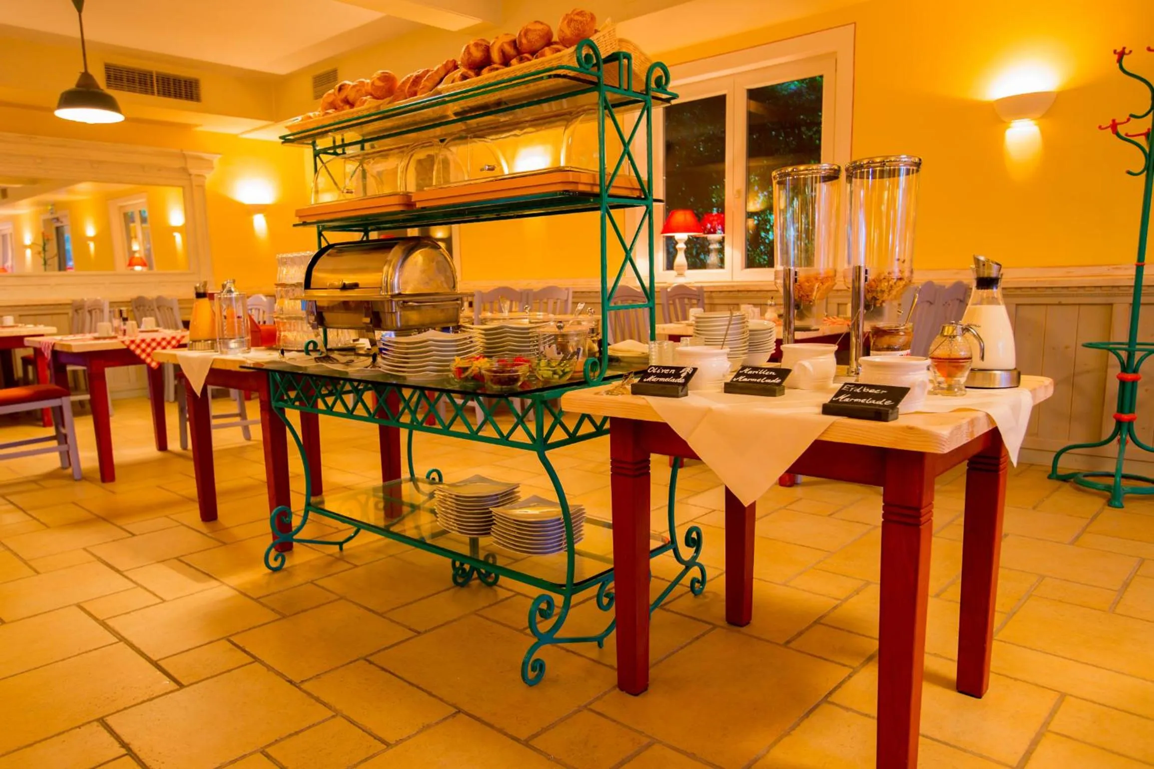 Restaurant/places to eat in Hotel Elia