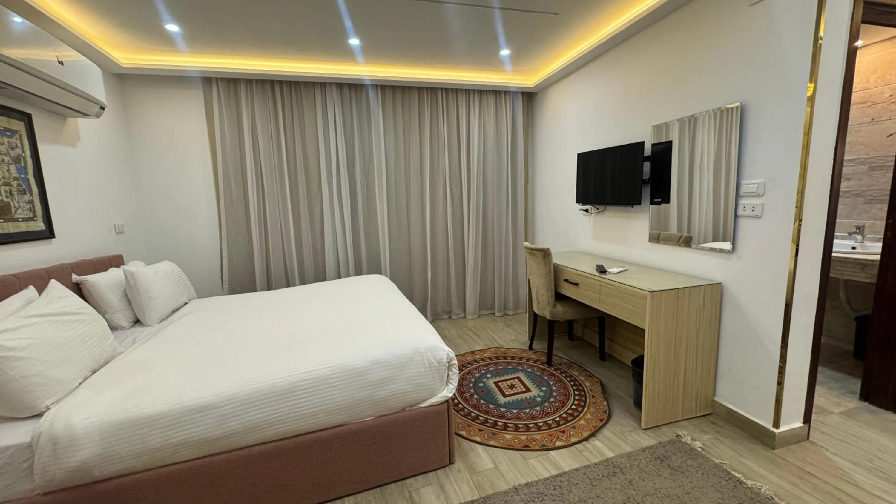 Communal lounge/ TV room, Bed in Pyramids Hotel