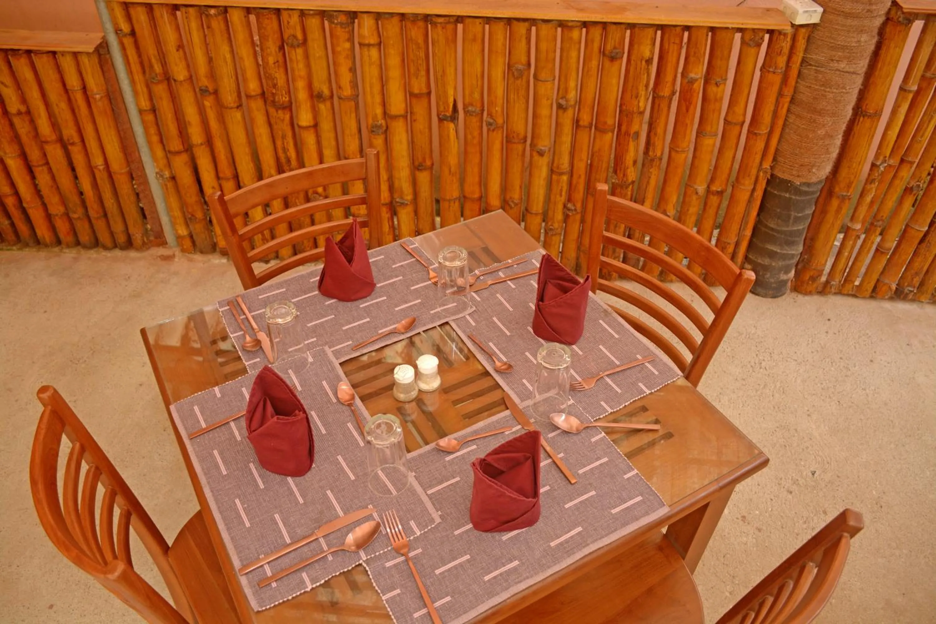 Restaurant/places to eat in Hotel Thilon