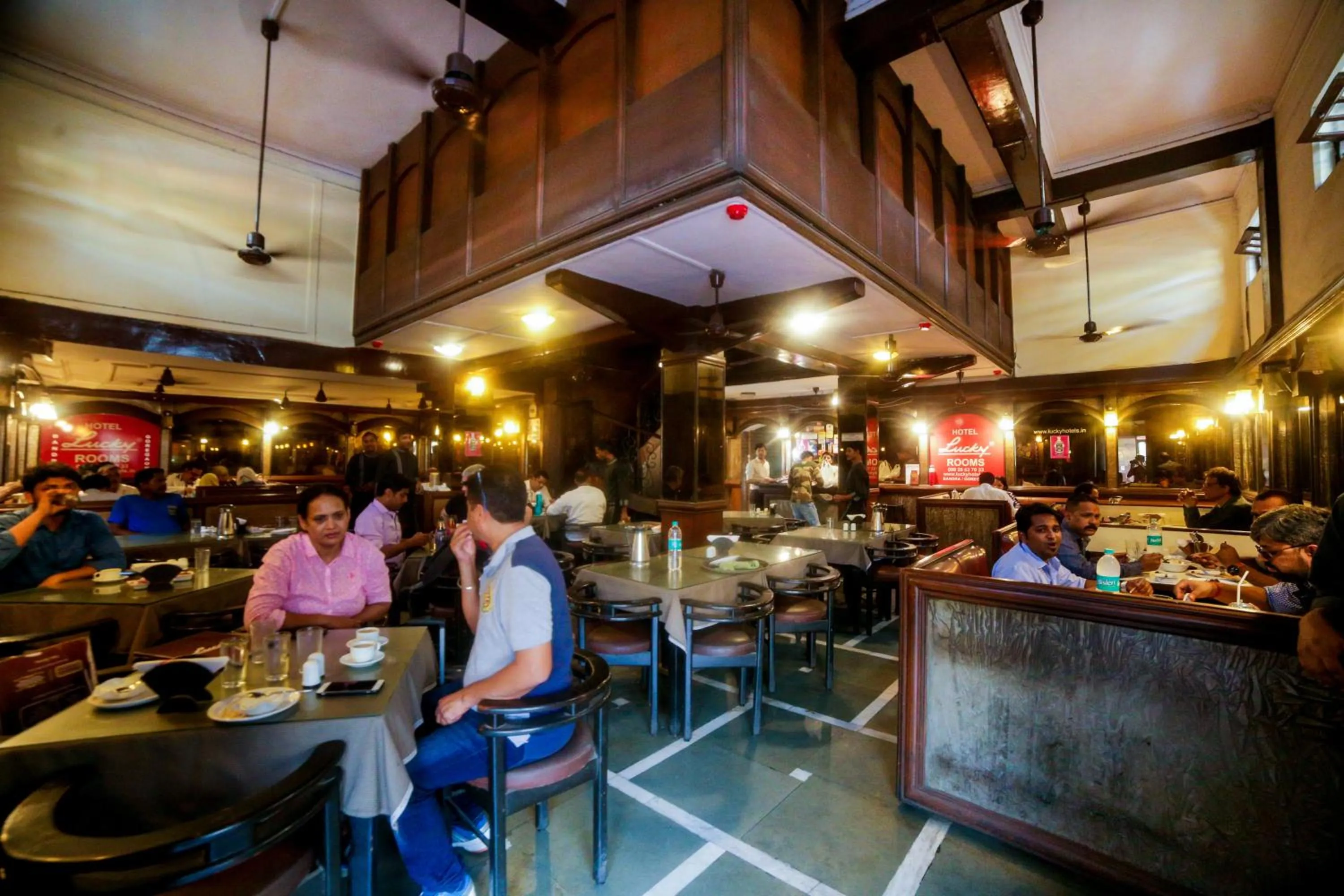 Restaurant/places to eat in Hotel Lucky Bandra