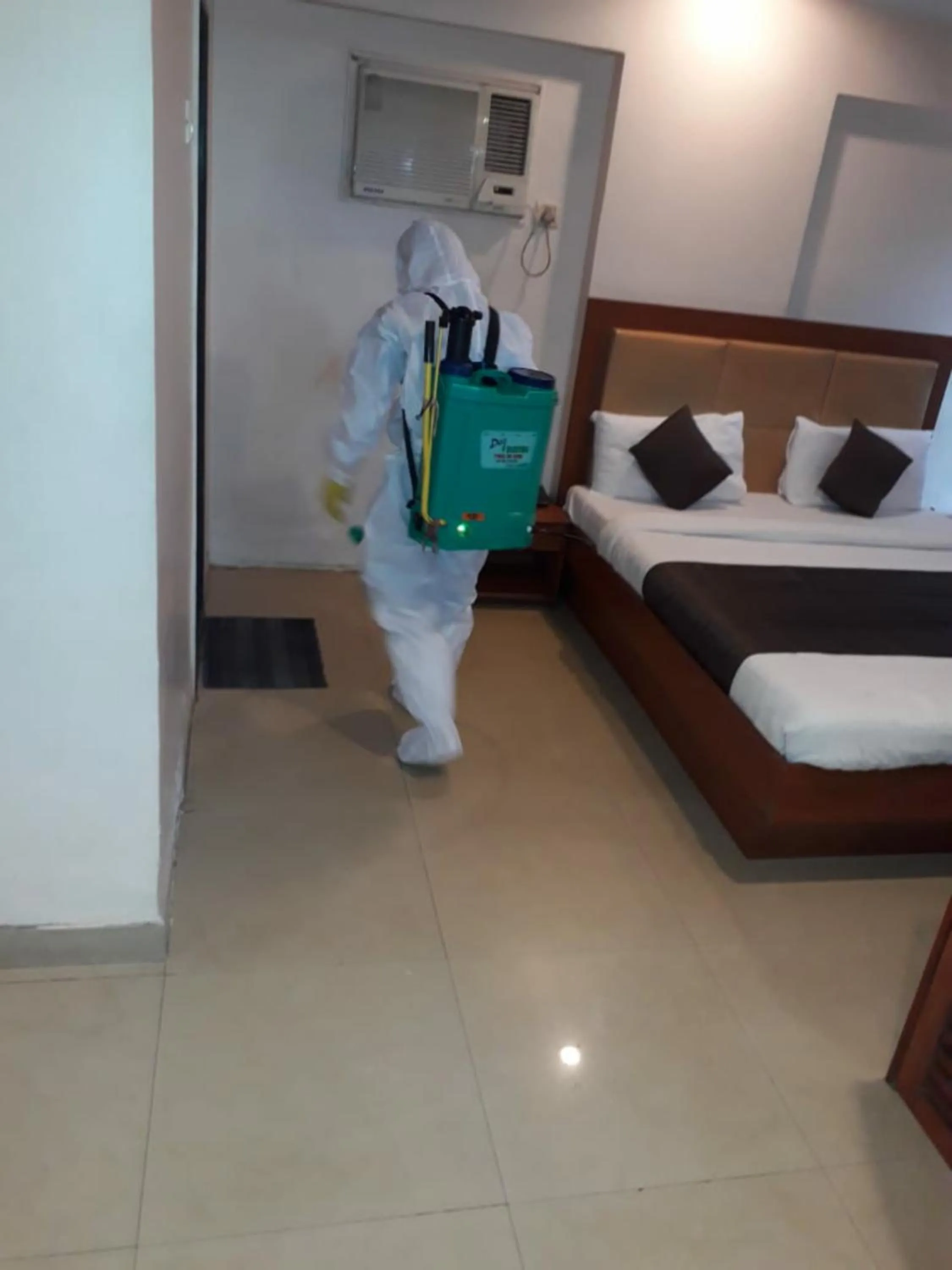 room service, Bed in Hotel Lucky Bandra