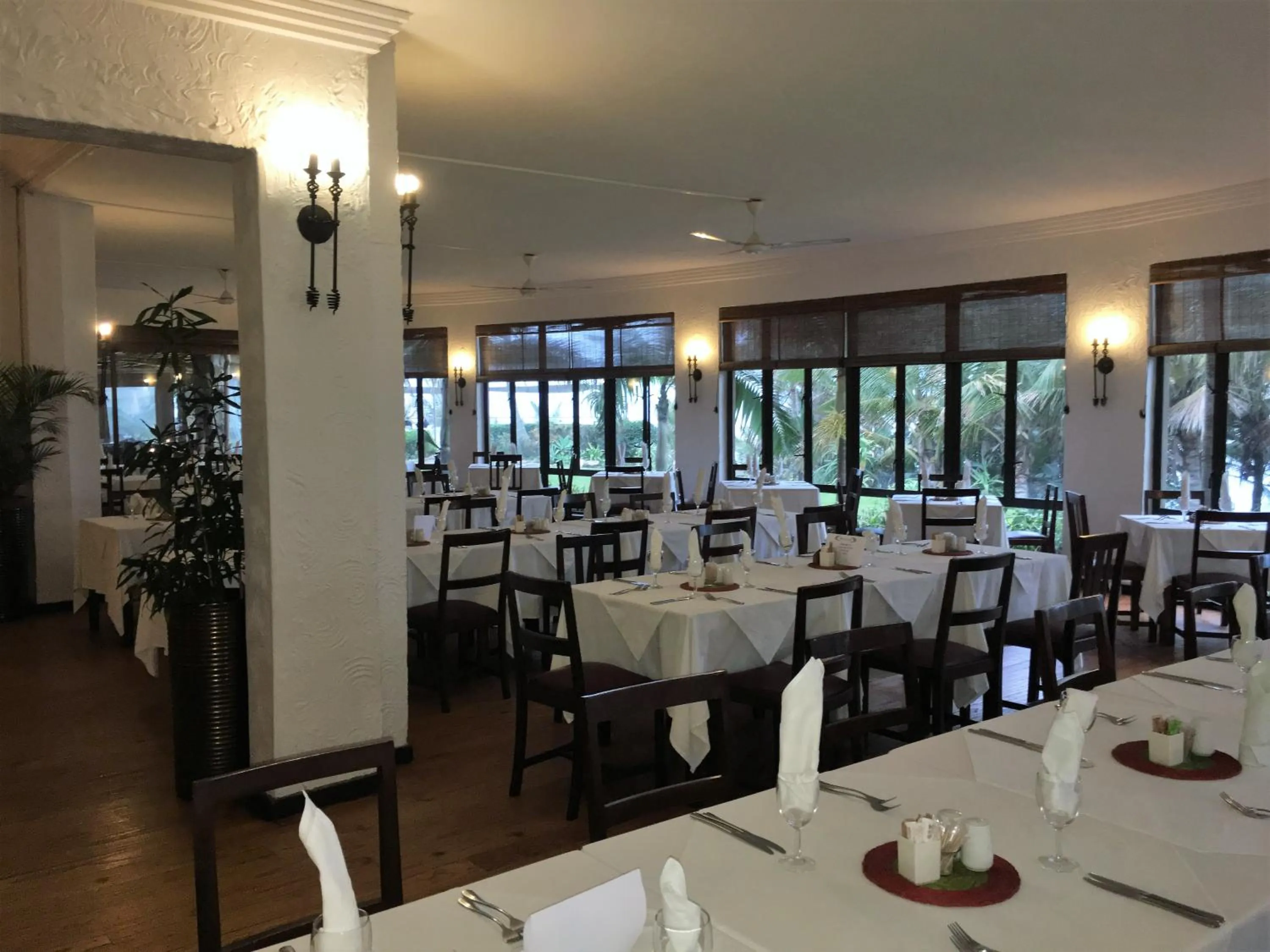 Restaurant/places to eat in Salt Rock Hotel and Beach Resort