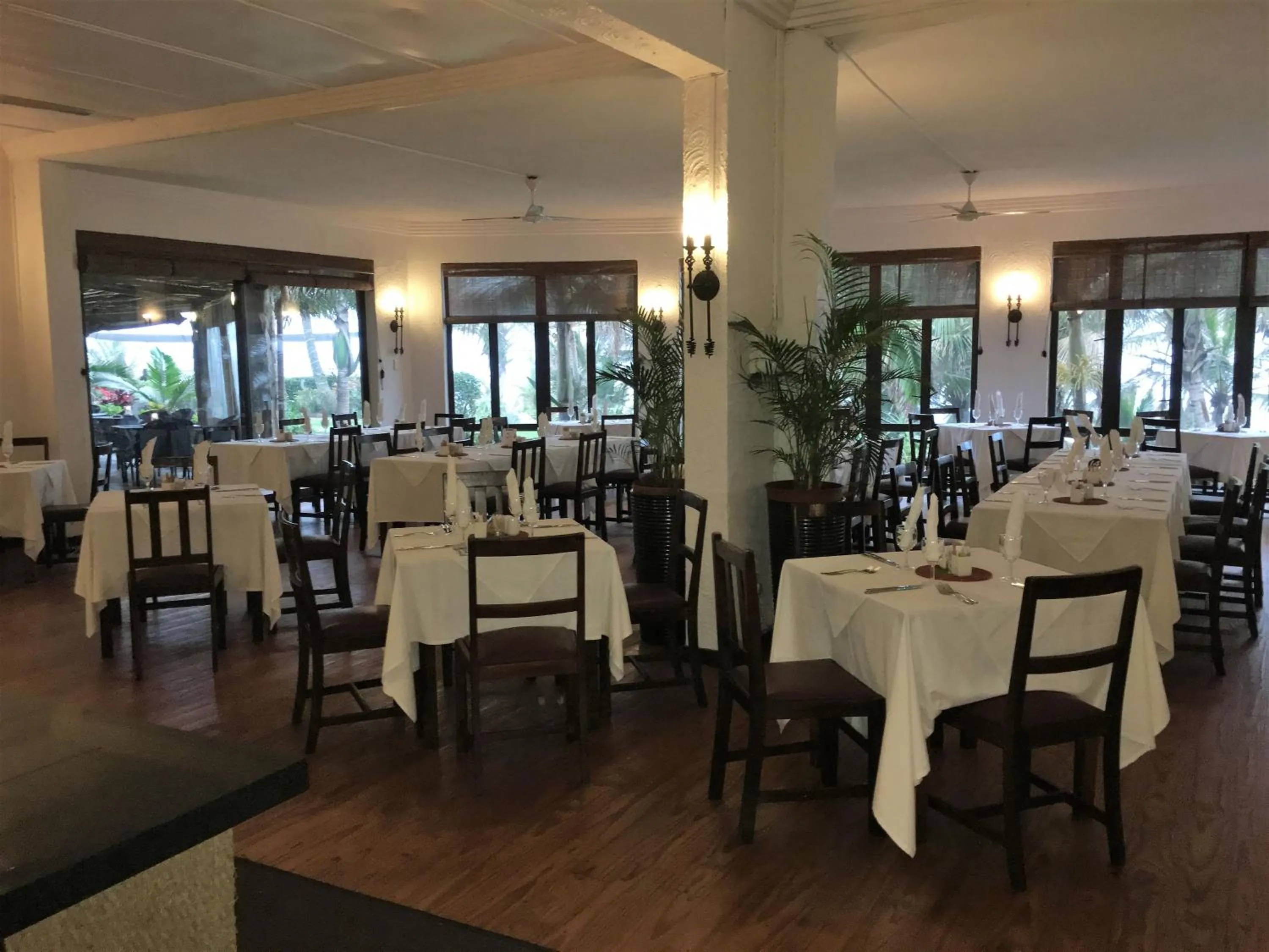Restaurant/places to eat in Salt Rock Hotel and Beach Resort