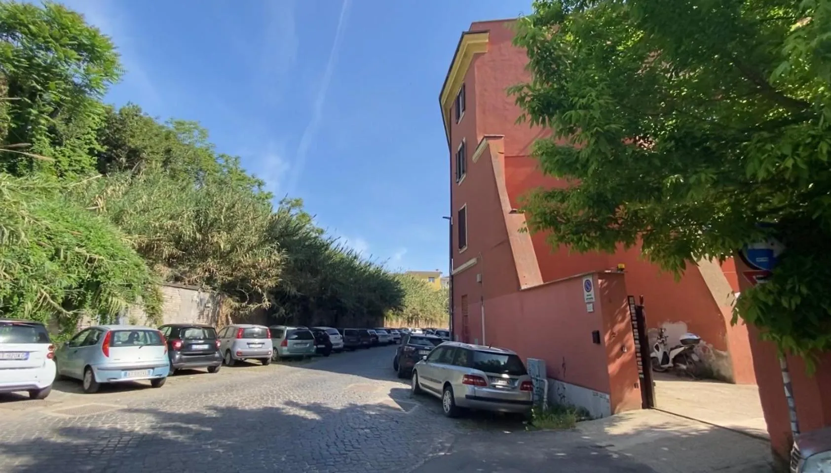 Property building in Guest Art Trastevere Station with AC