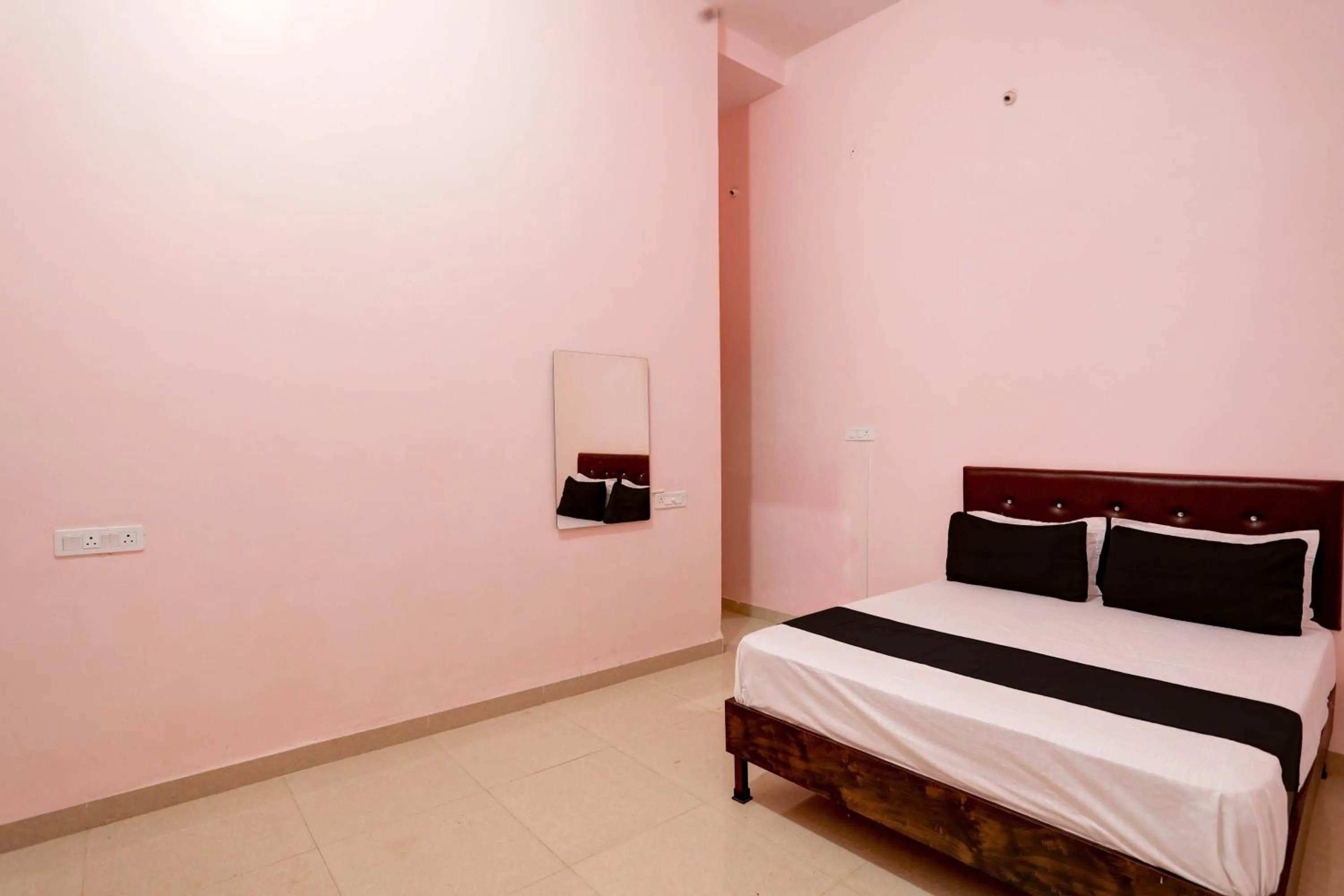 Bedroom, Bed in Hotel O Blue Moon