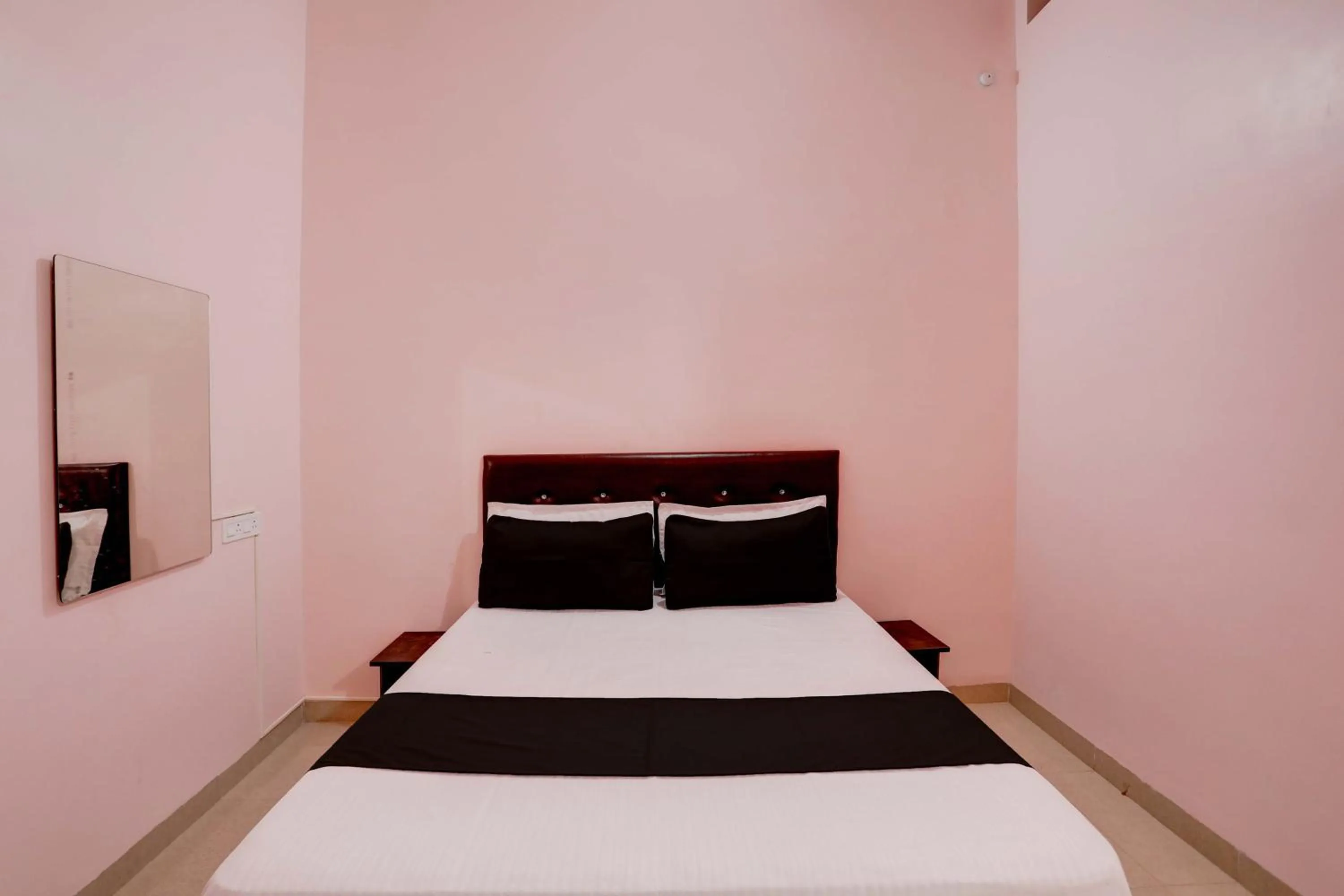 Bedroom, Bed in Hotel O Blue Moon