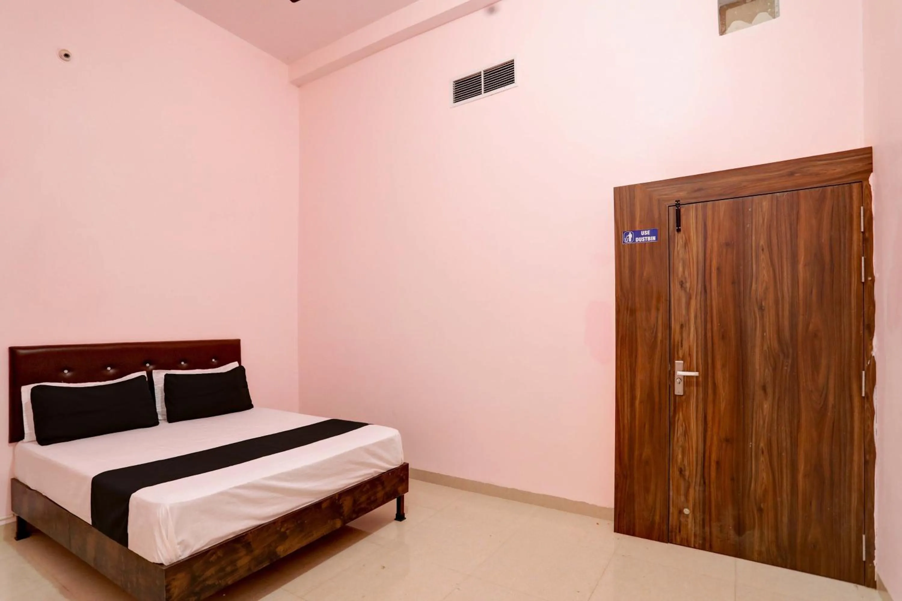 Bedroom, Bed in Hotel O Blue Moon