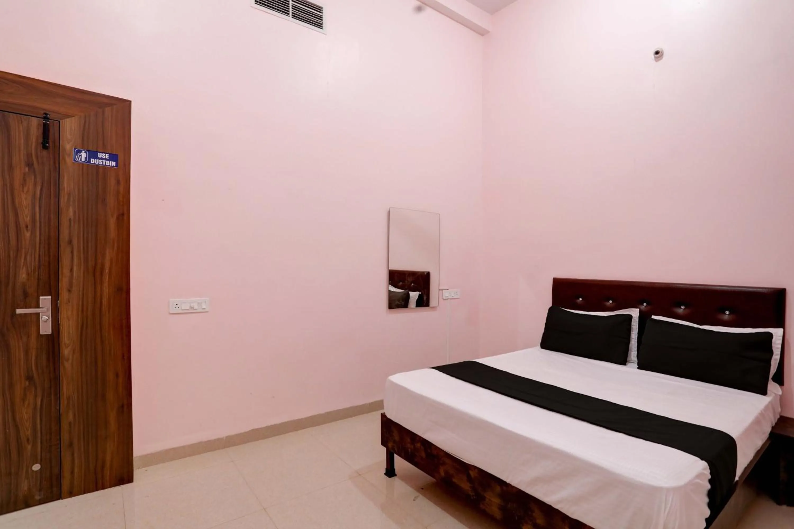 Bedroom, Bed in Hotel O Blue Moon