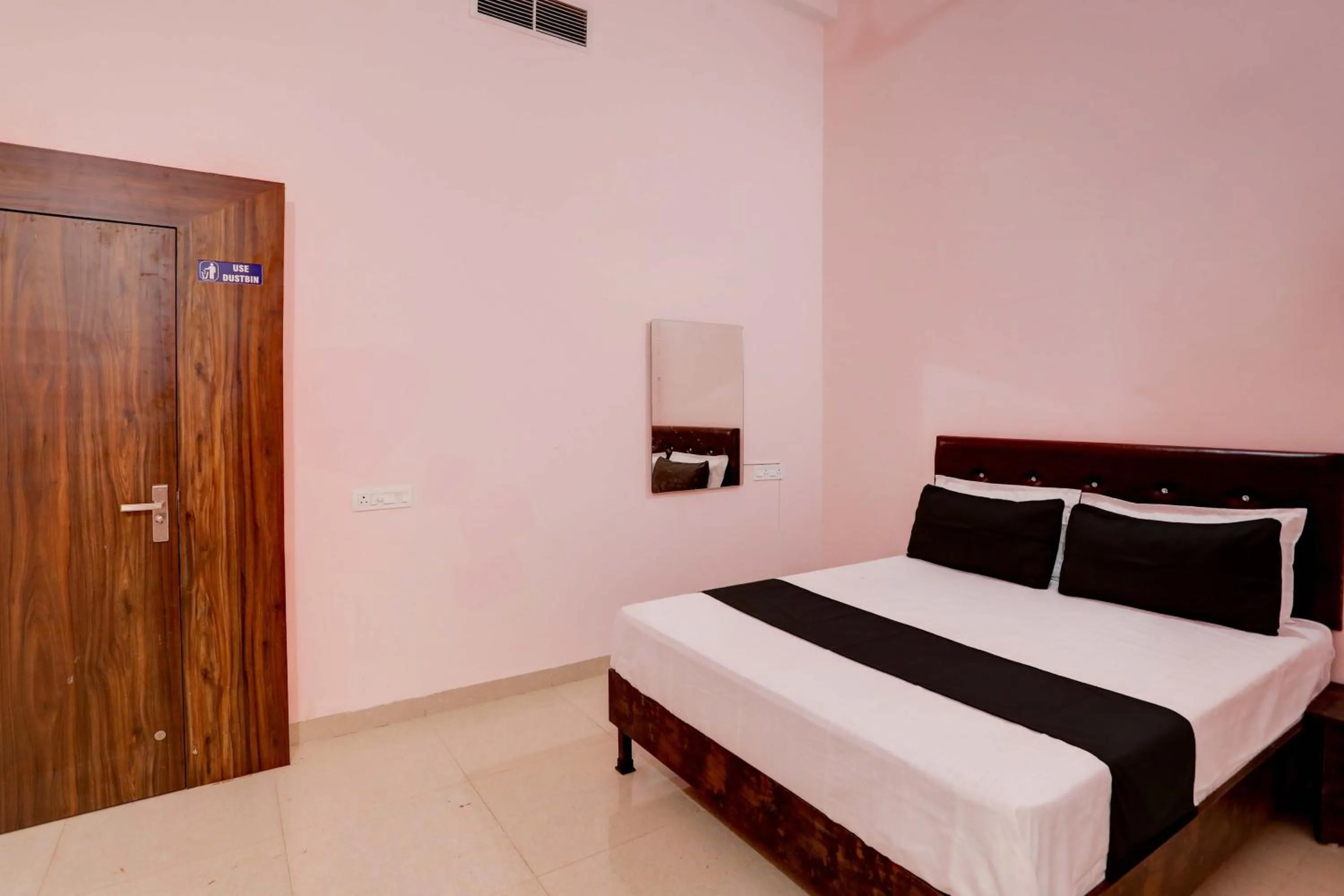 Bedroom, Bed in Hotel O Blue Moon