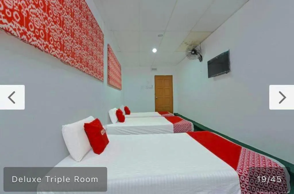 Bed in SYAHIRAH HOTEL