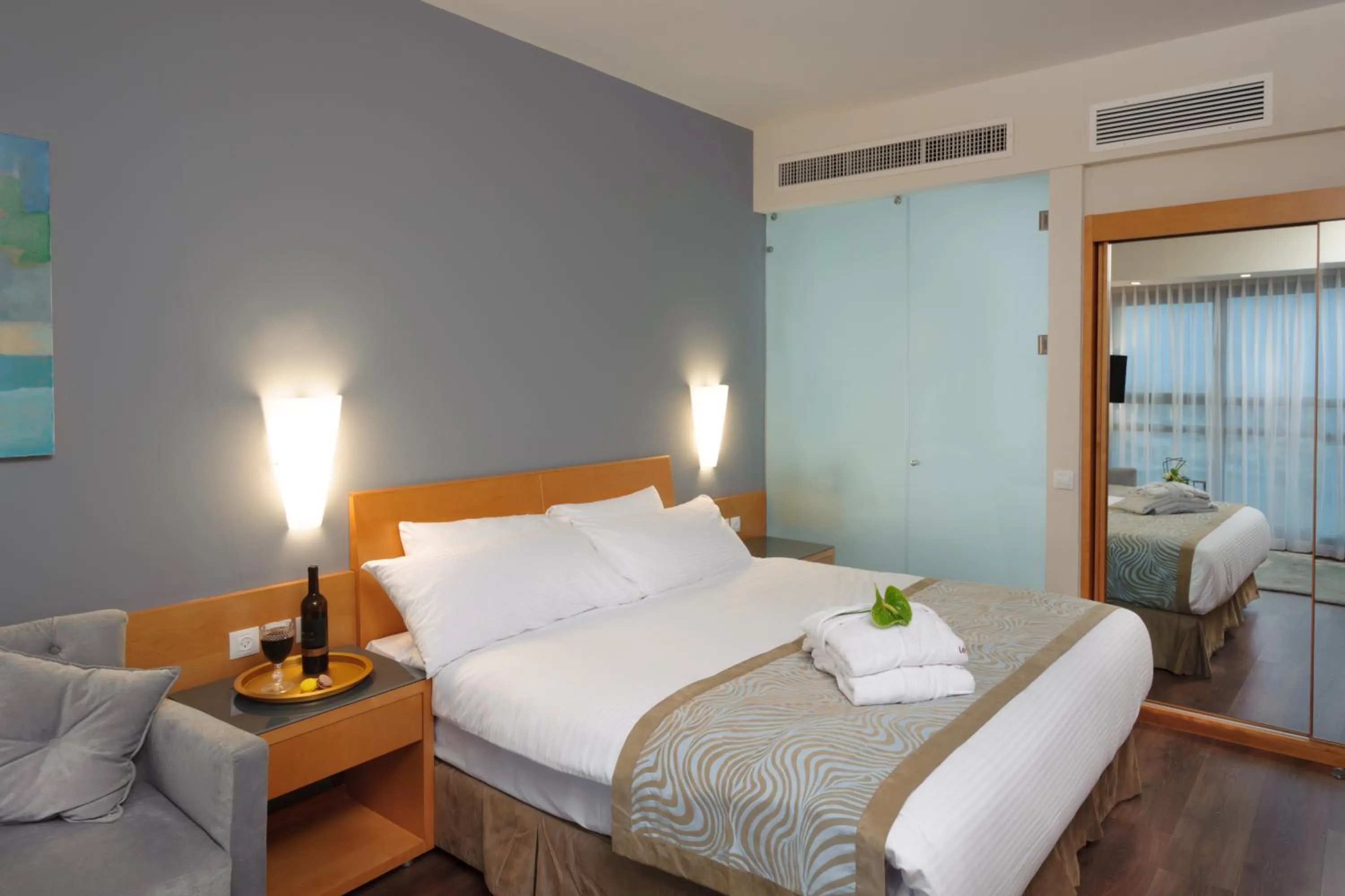 Living room, Bed in Leonardo Plaza Ashdod