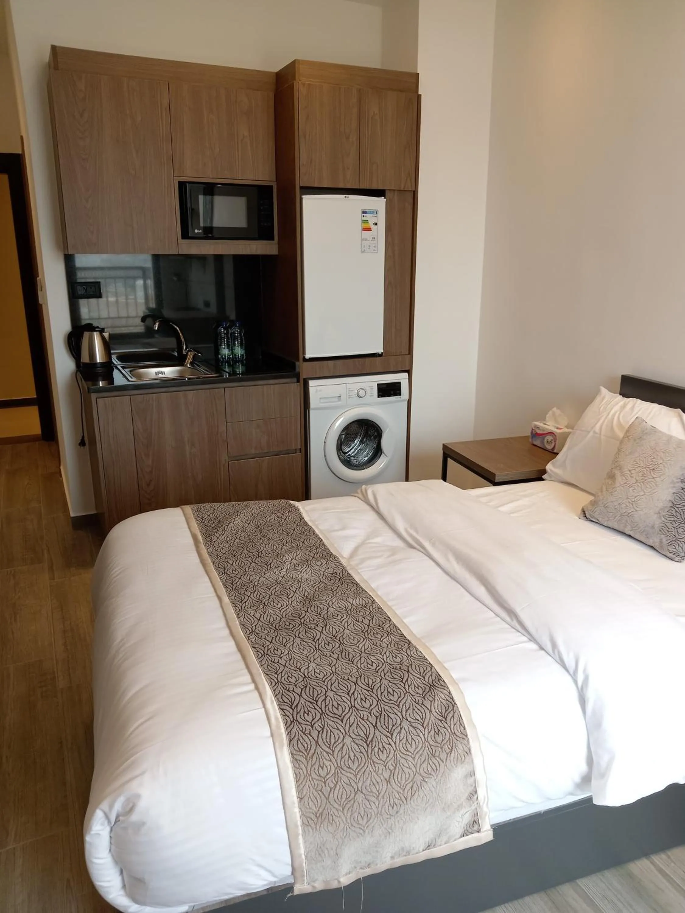 Kitchen or kitchenette, Bed in Alshakreen suites