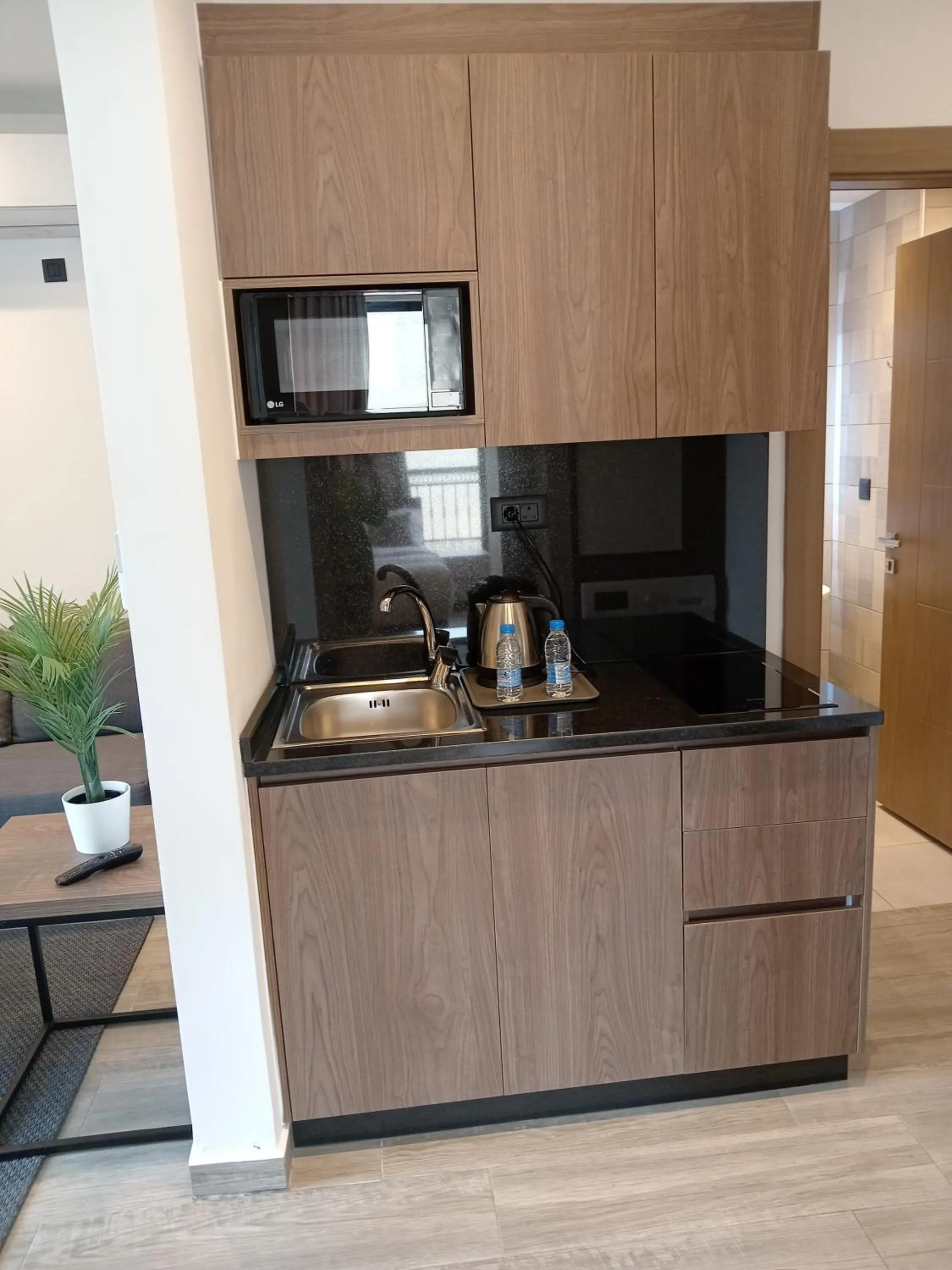 Kitchen or kitchenette in Alshakreen suites