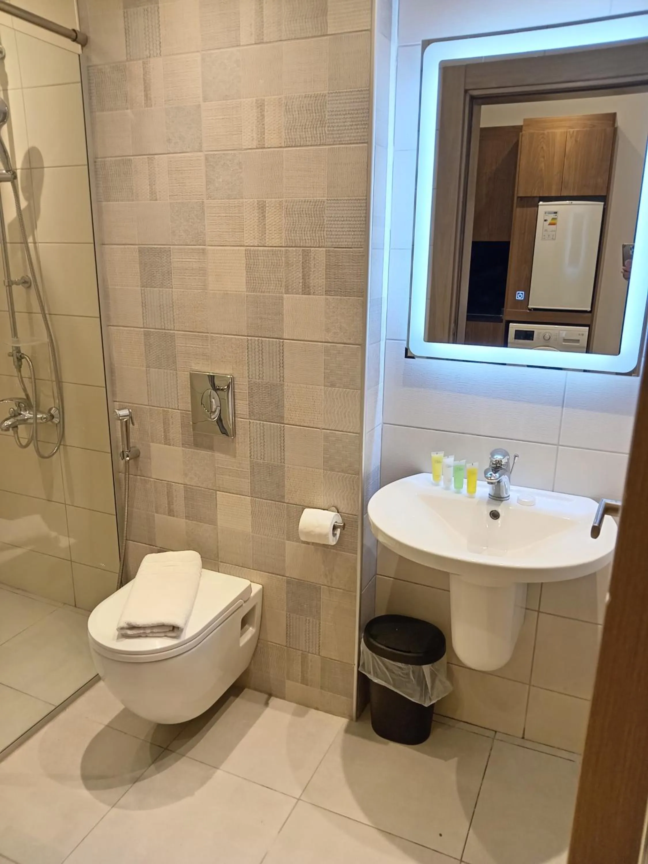 Shower in Alshakreen suites