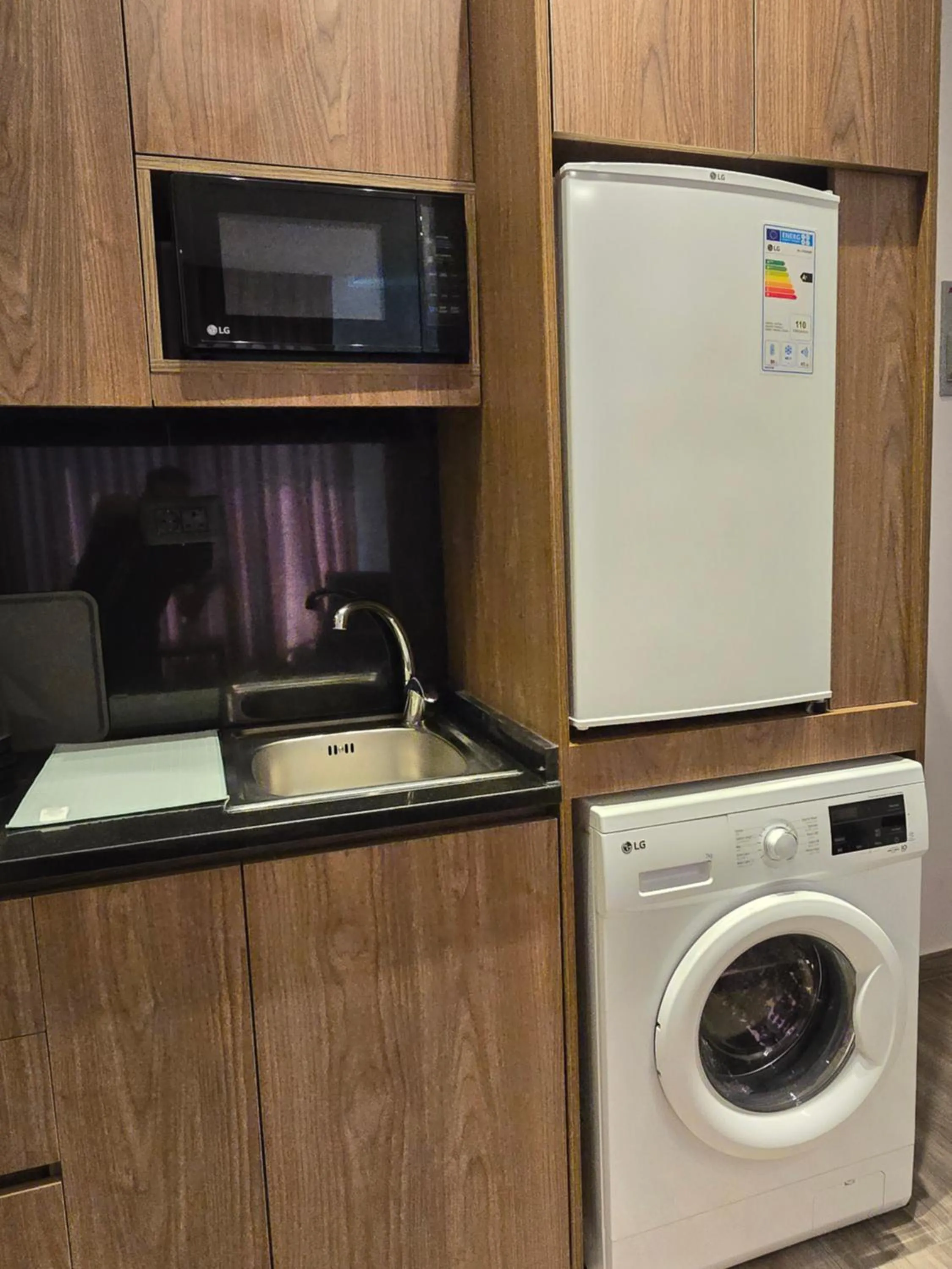 Kitchen or kitchenette in Alshakreen suites