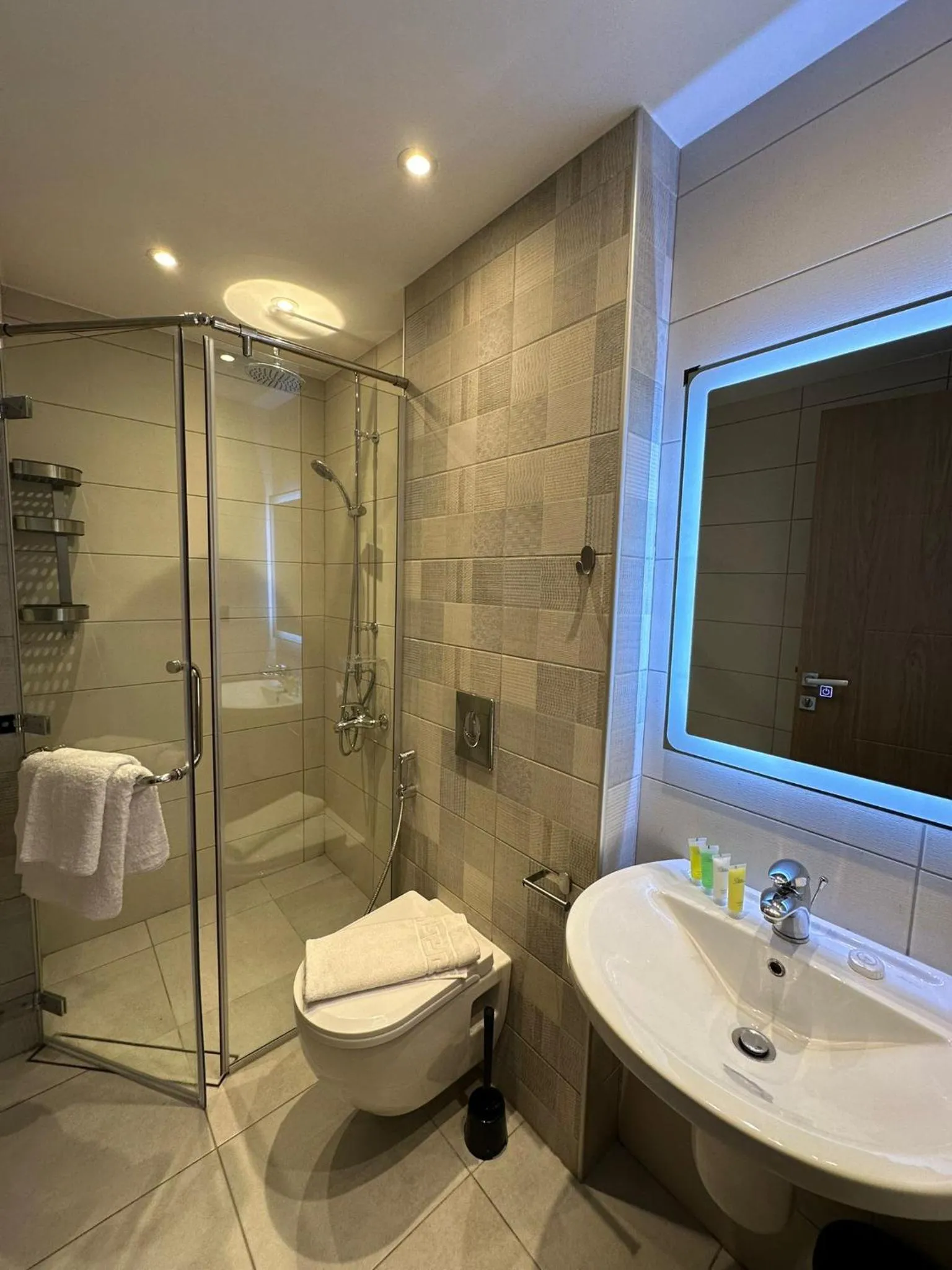 Shower in Alshakreen suites