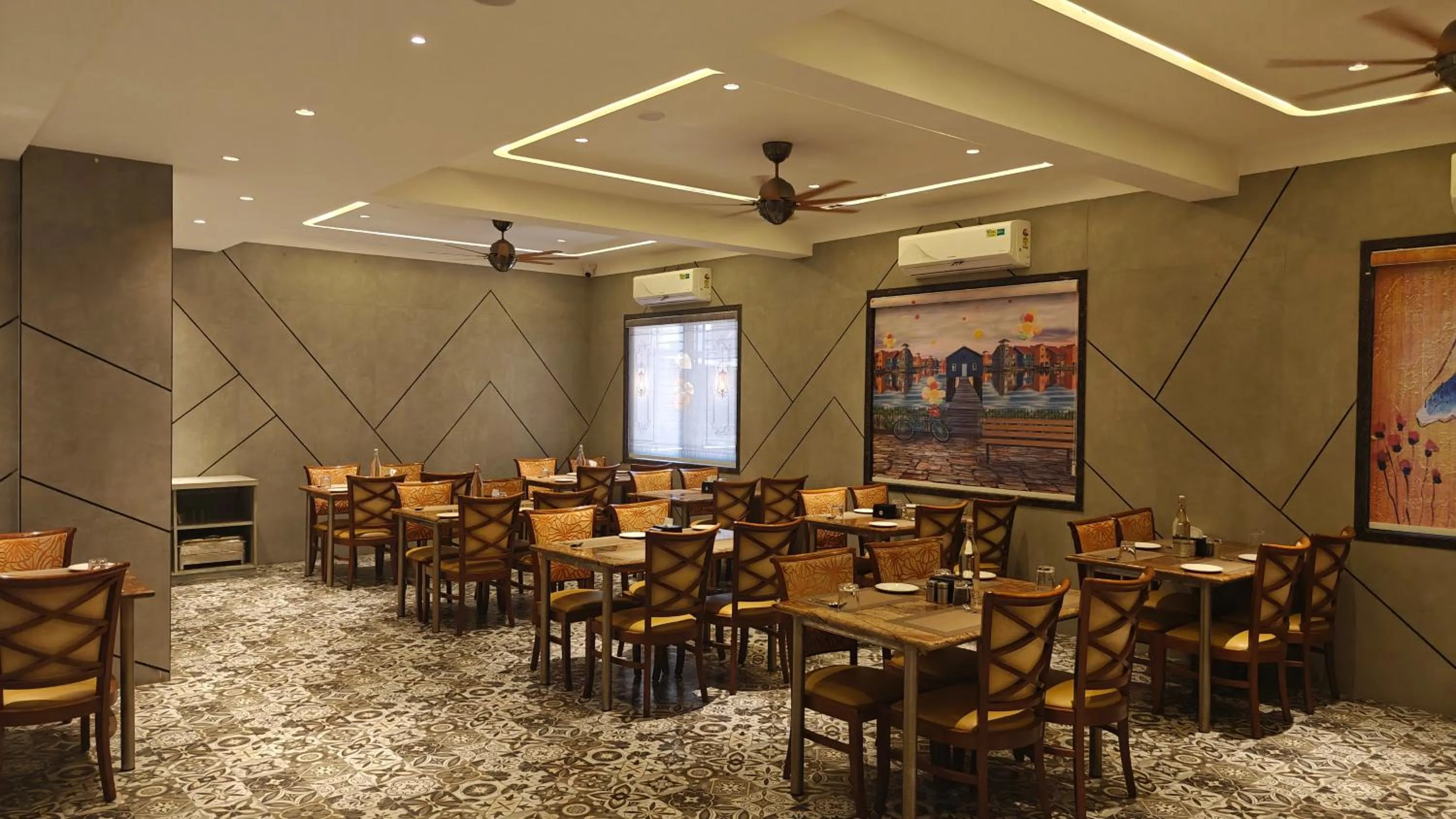 Restaurant/places to eat in Hotel The Excellency