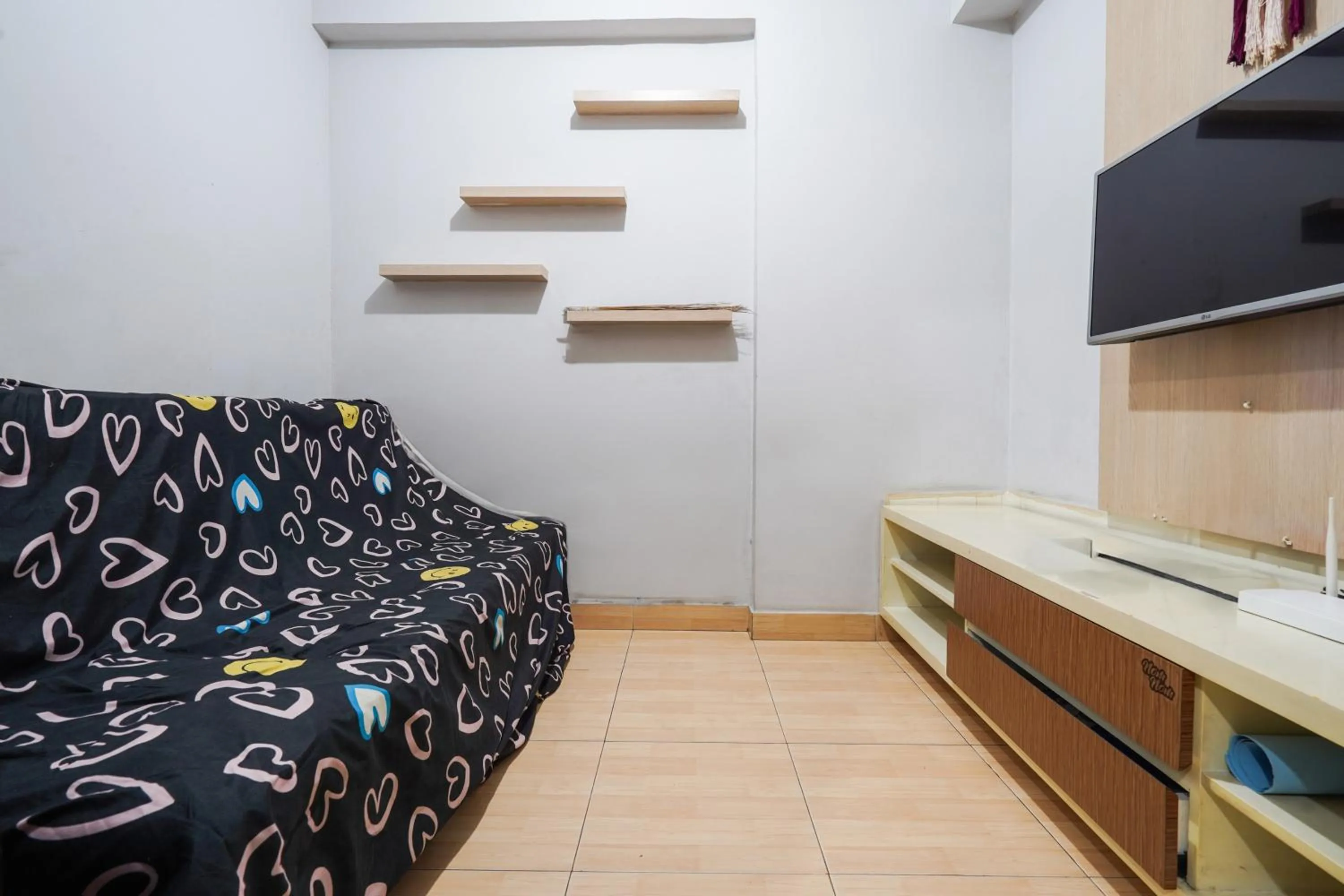 Bedroom in OYO 93545 Gateway Cicadas Apartment By Barbie Homestay