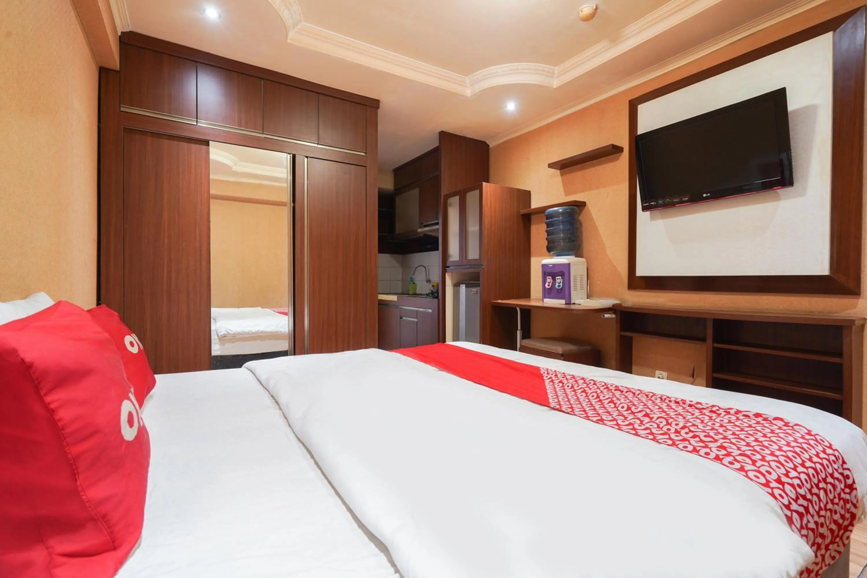 Bedroom in OYO 93545 Gateway Cicadas Apartment By Barbie Homestay