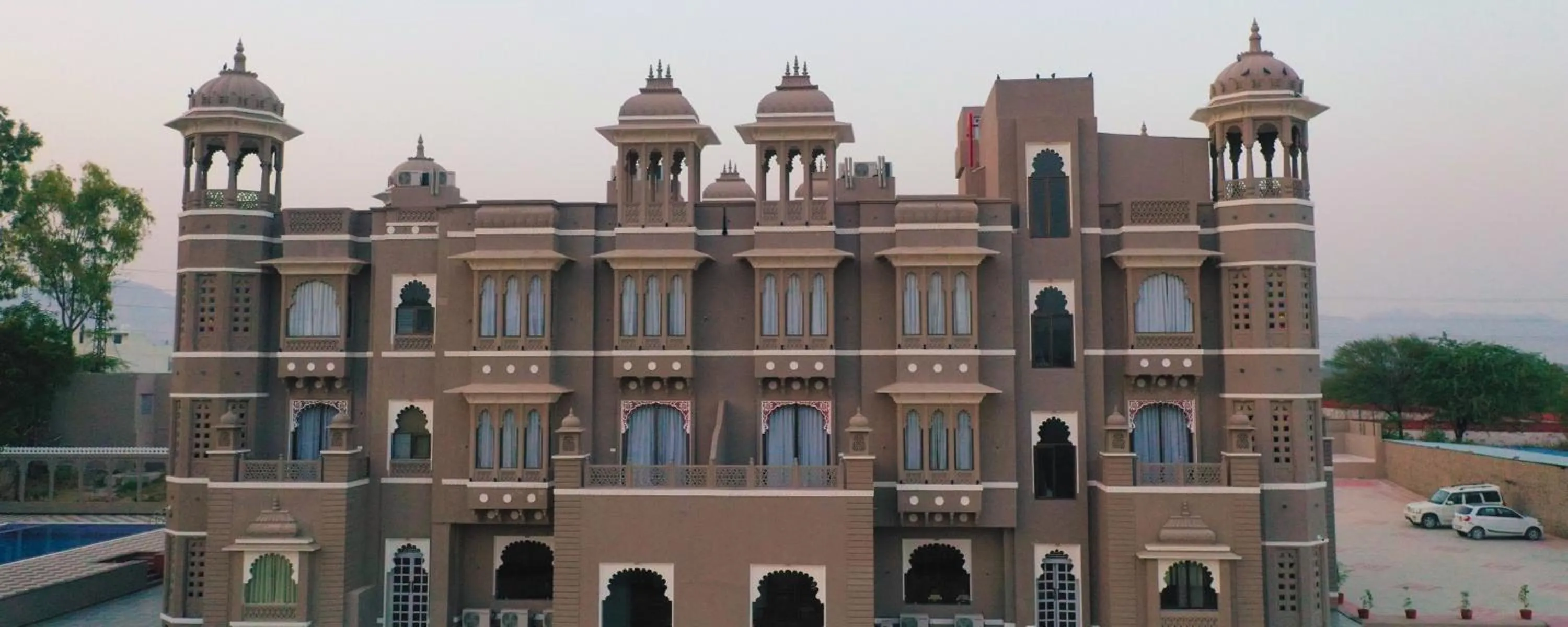 Facade/entrance in The Biletha Bagh