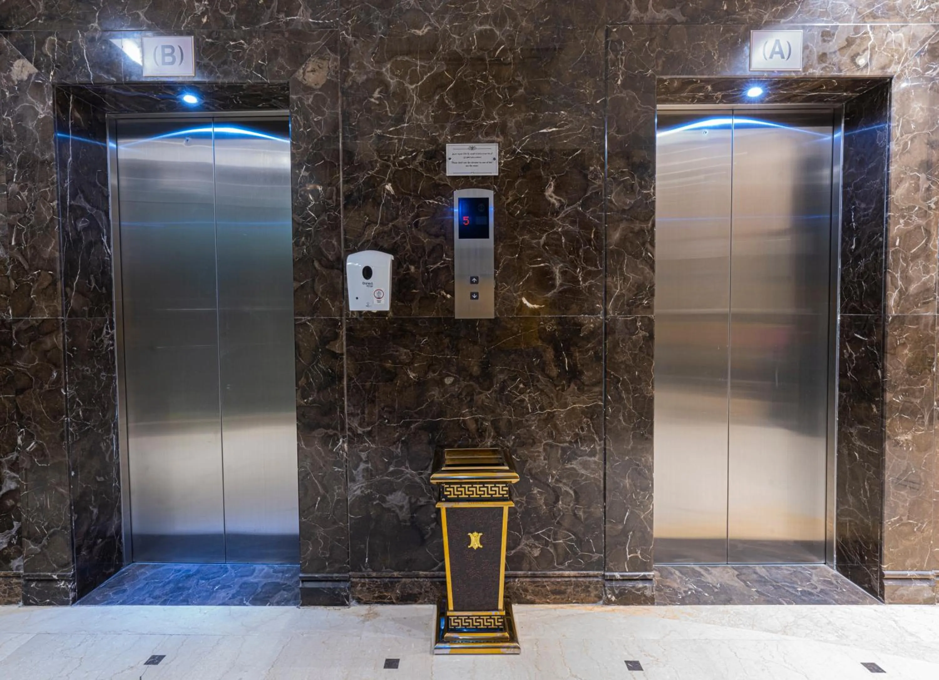 elevator in شقق بلاتينيوم السبعين للشقق المخدومة
