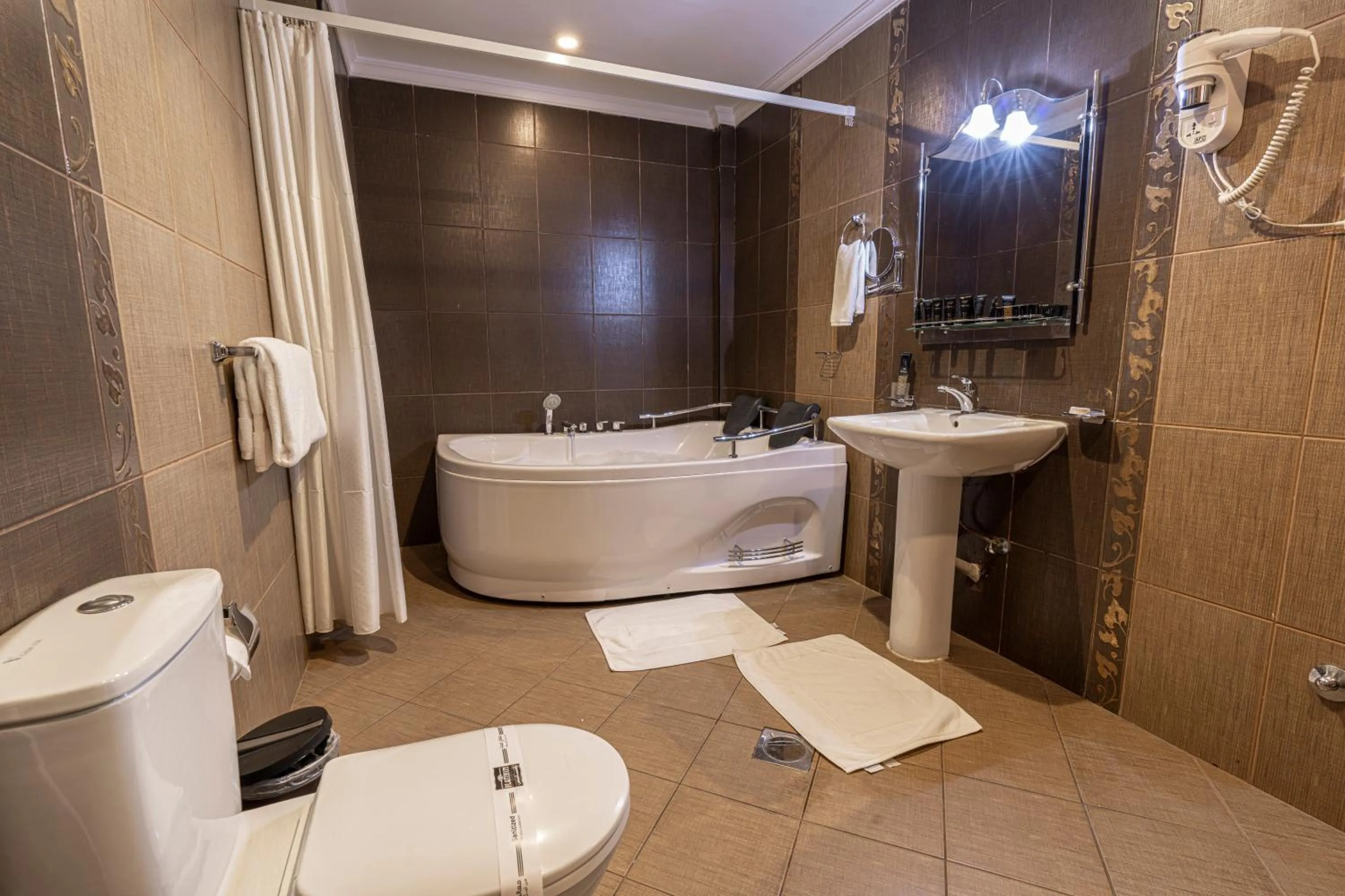 Bathroom in شقق بلاتينيوم السبعين للشقق المخدومة