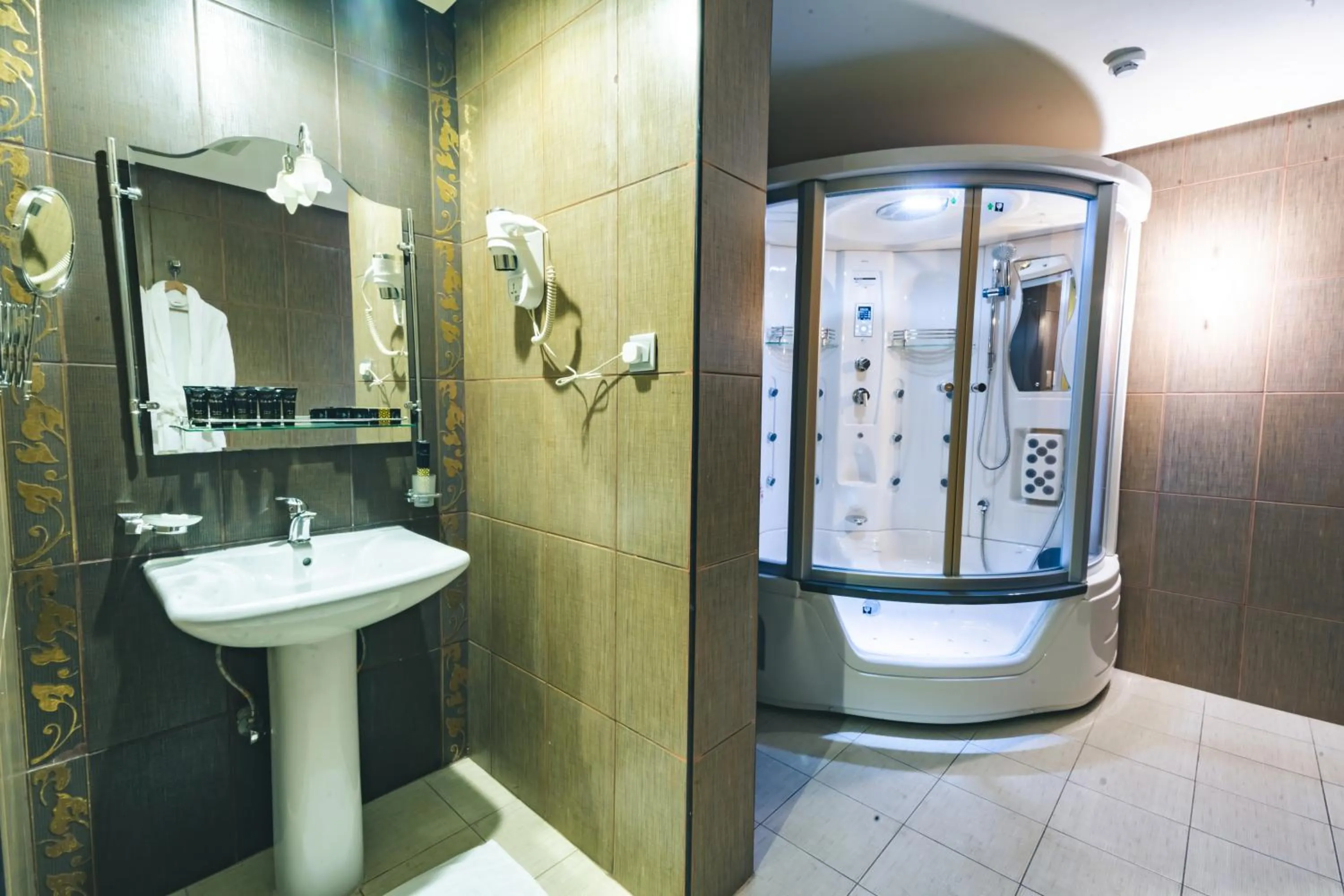 Shower in شقق بلاتينيوم السبعين للشقق المخدومة