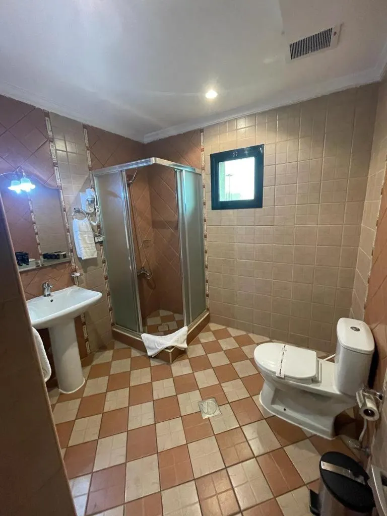 Bathroom in شقق بلاتينيوم السبعين للشقق المخدومة