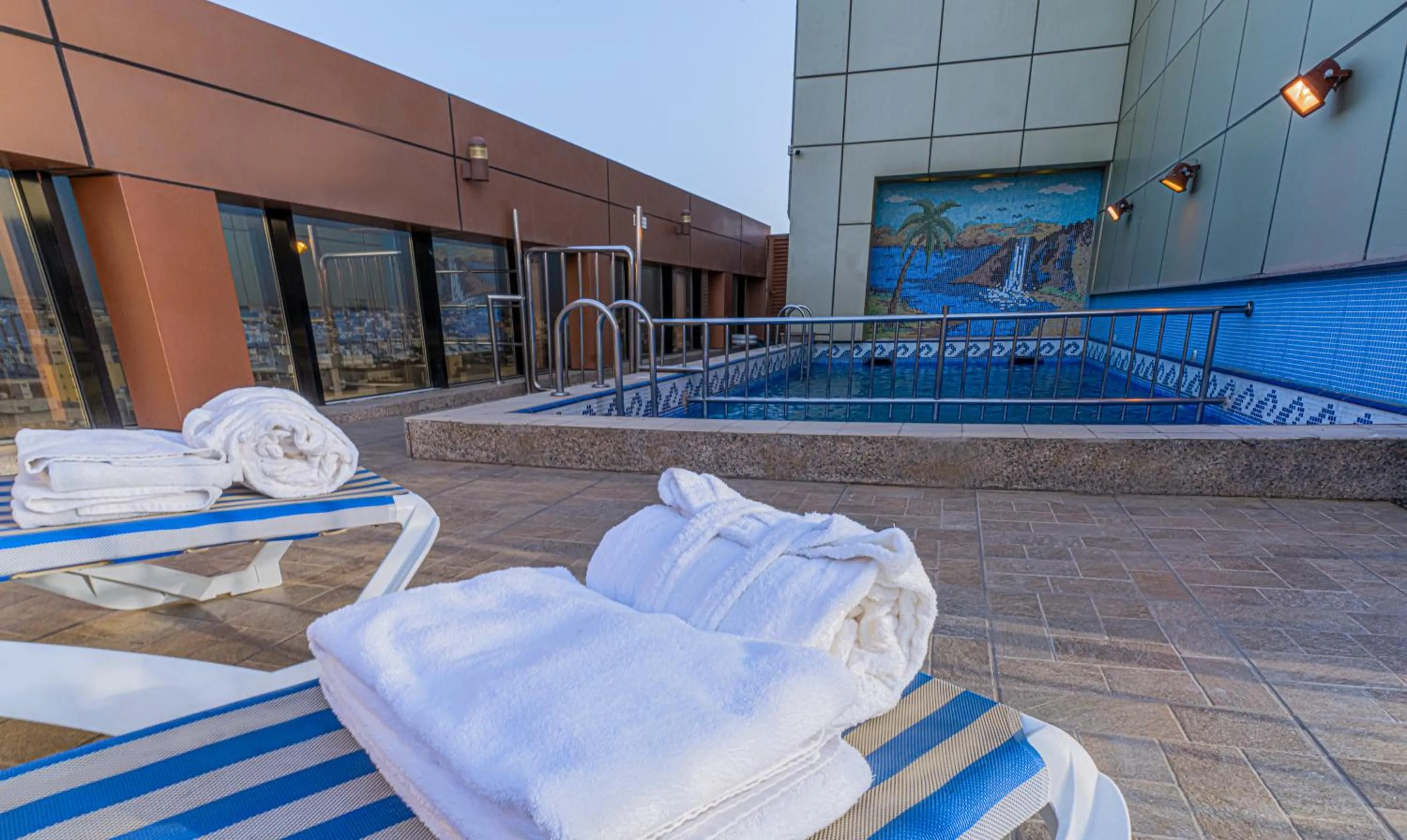 Swimming pool in شقق بلاتينيوم السبعين للشقق المخدومة