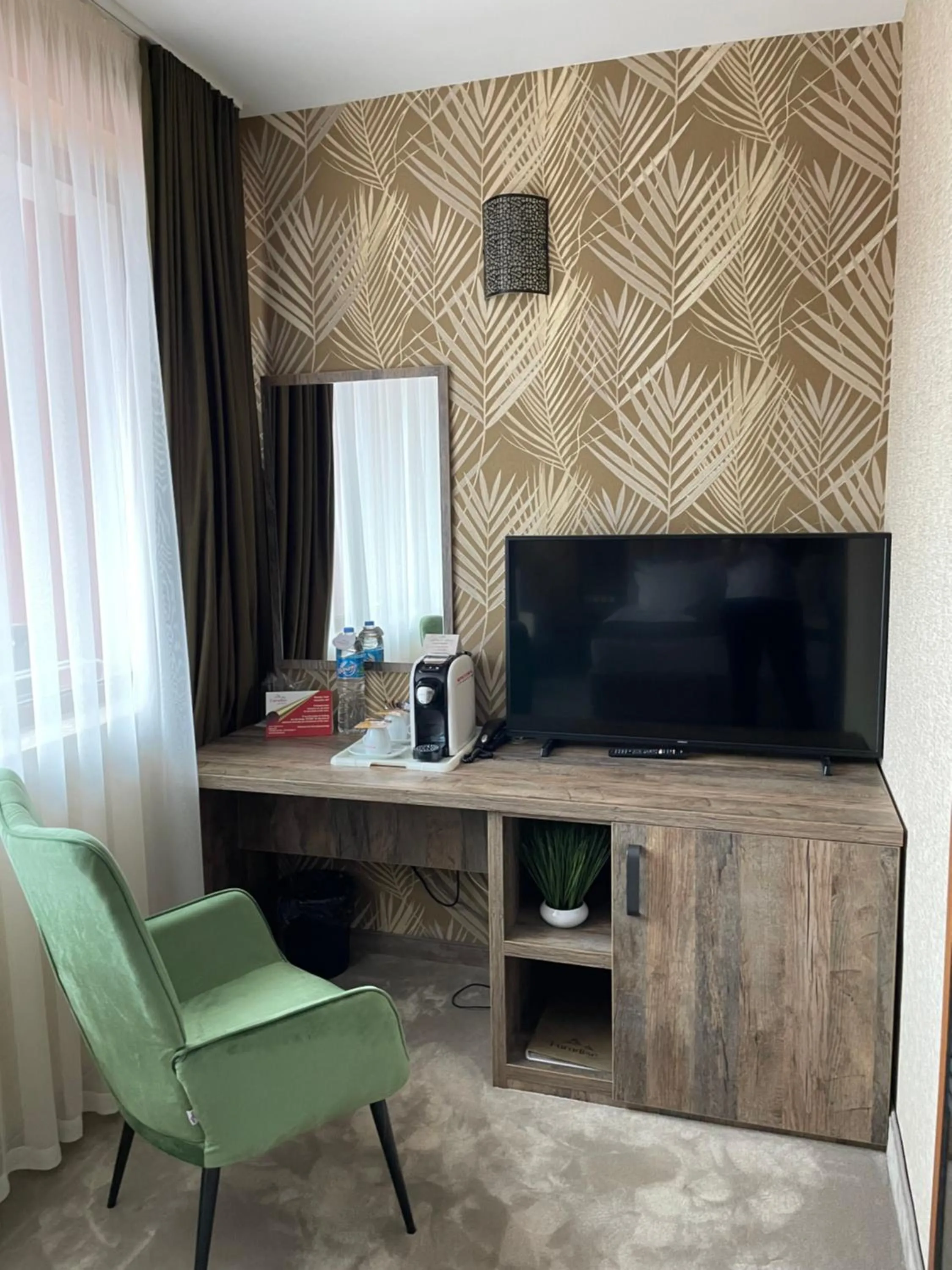 Communal lounge/ TV room in Paradise SPA Hotel