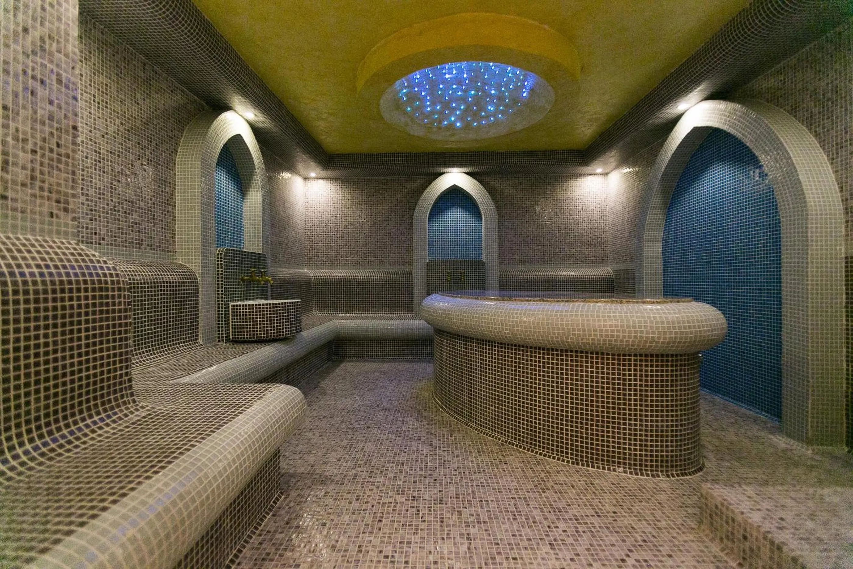 Steam room in Paradise SPA Hotel