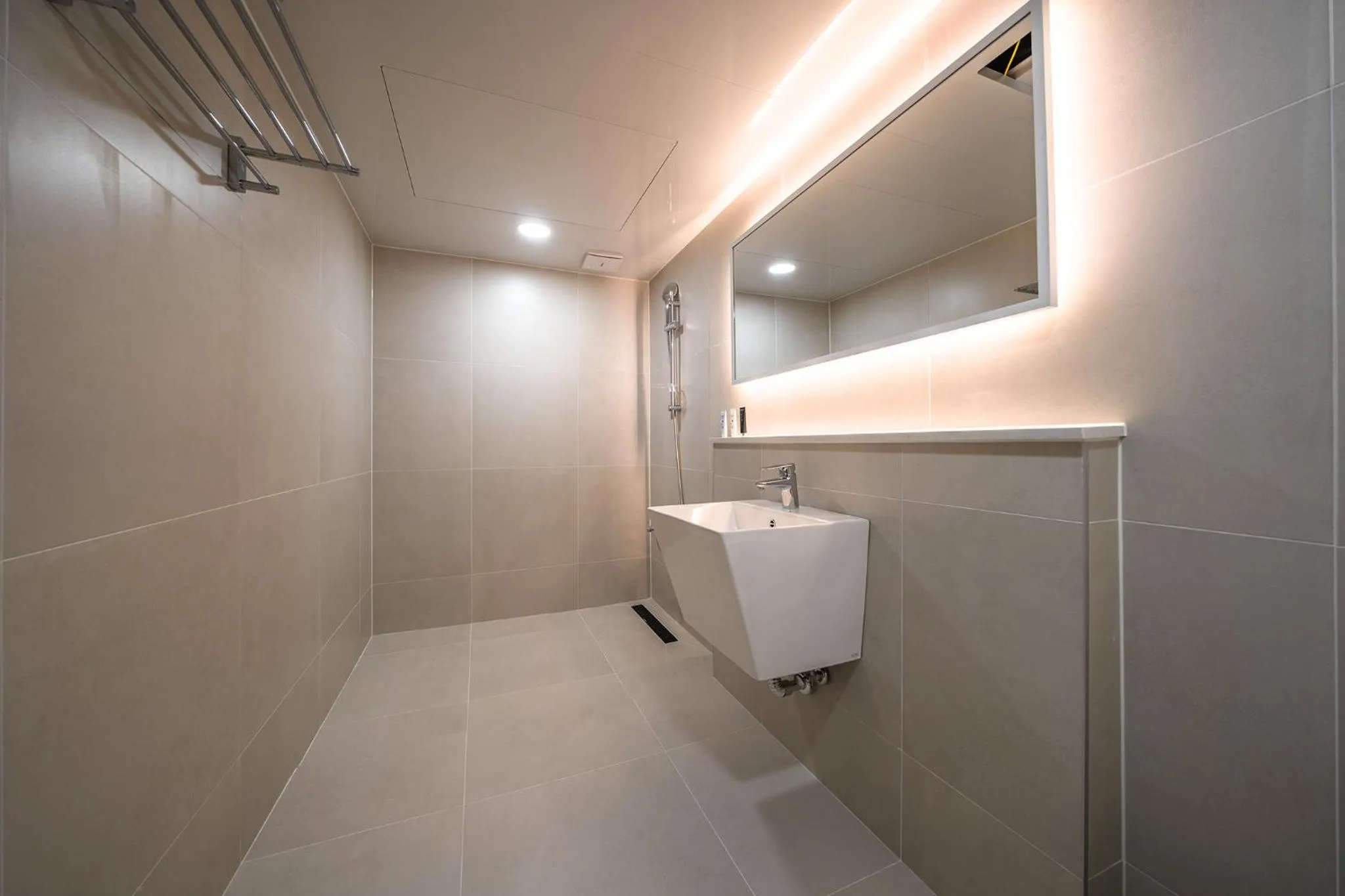 Shower in MONO HOTEL