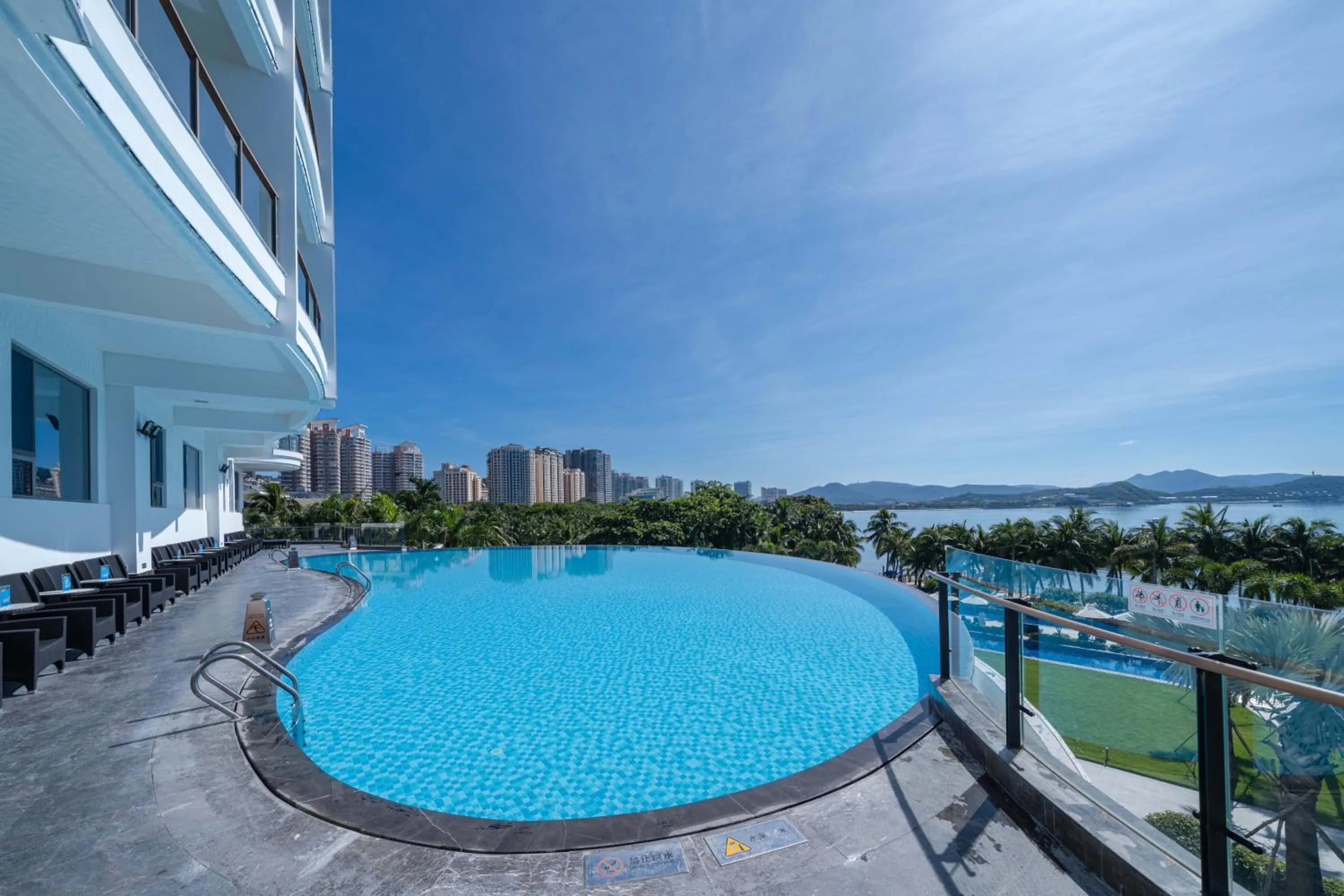 Swimming pool in Sanya Junji Seaview Hotel