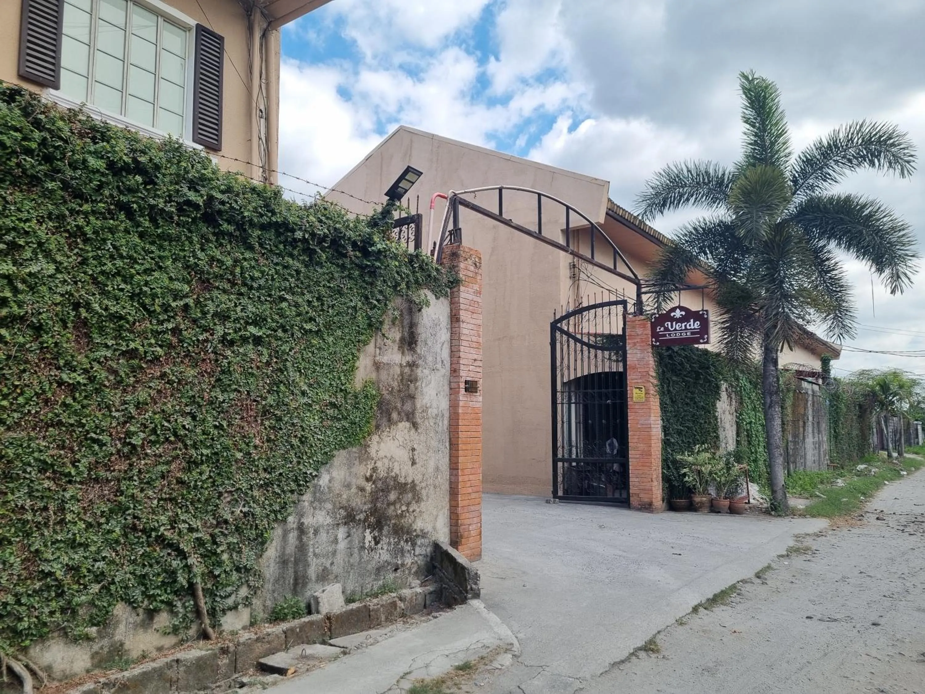 Street view in Le Verde Lodge