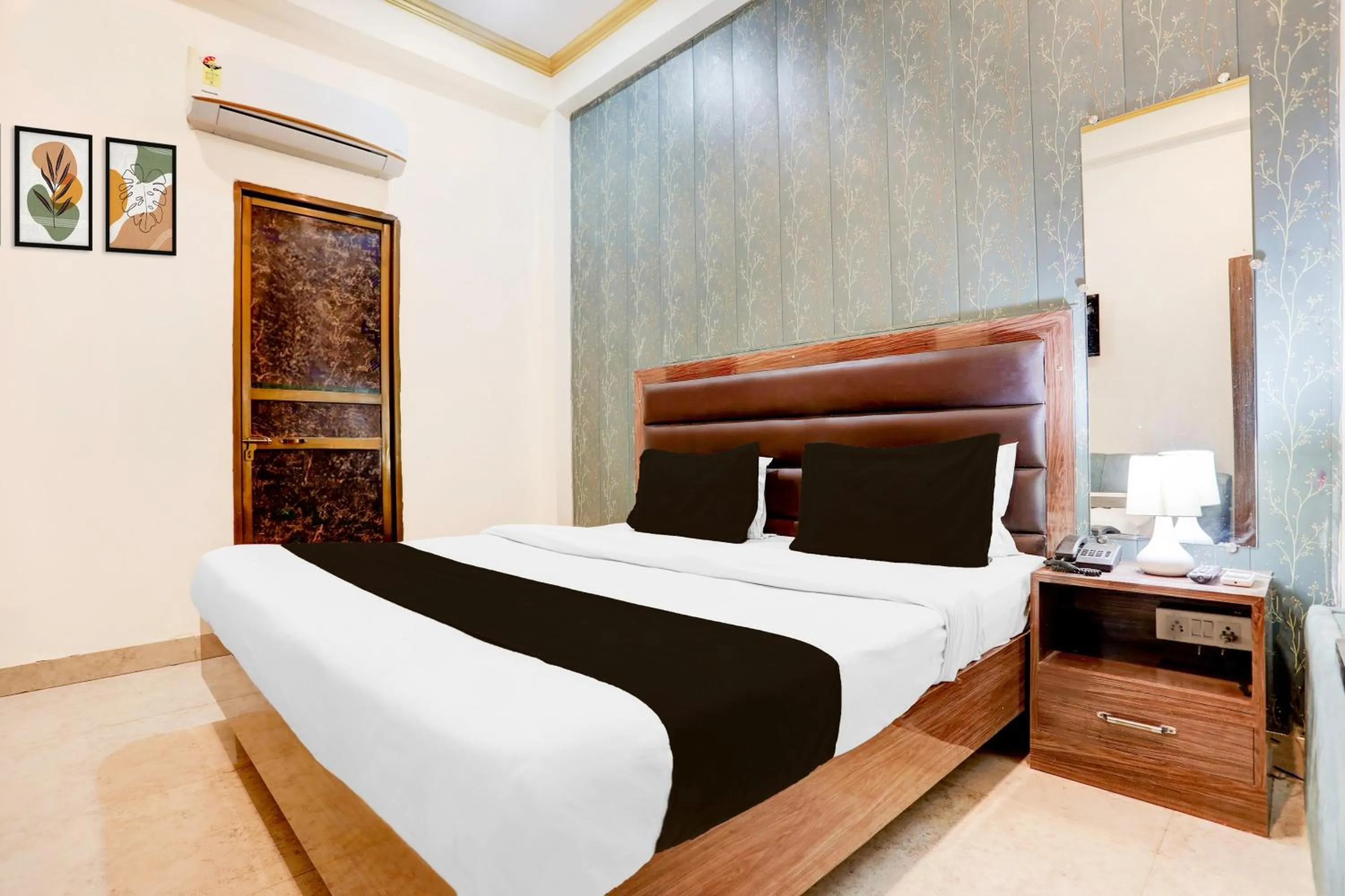 Bedroom, Bed in Super Hotel O Sankat Mochan Gandhi Nagar