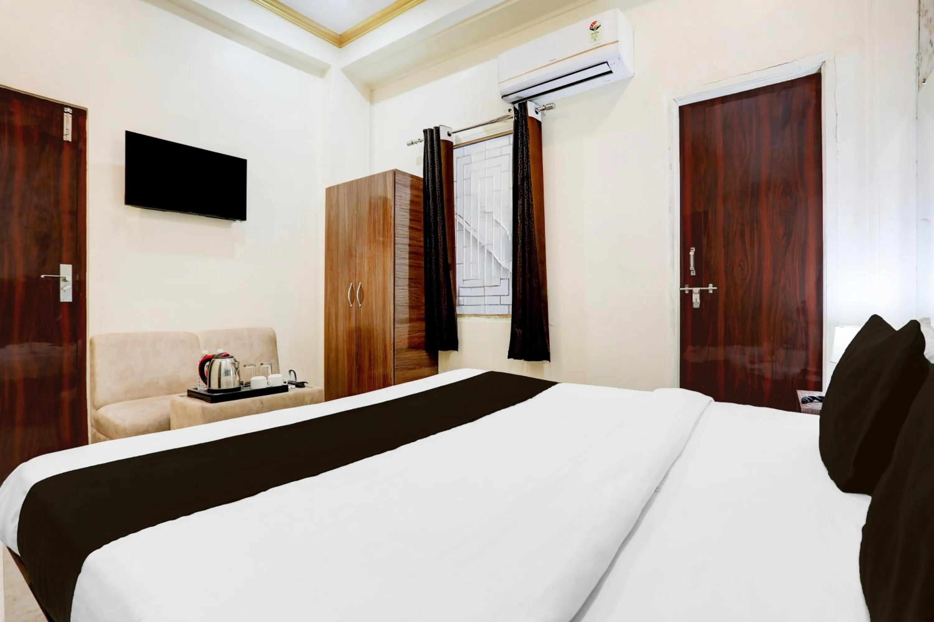 Bedroom, Bed in Super Hotel O Sankat Mochan Gandhi Nagar