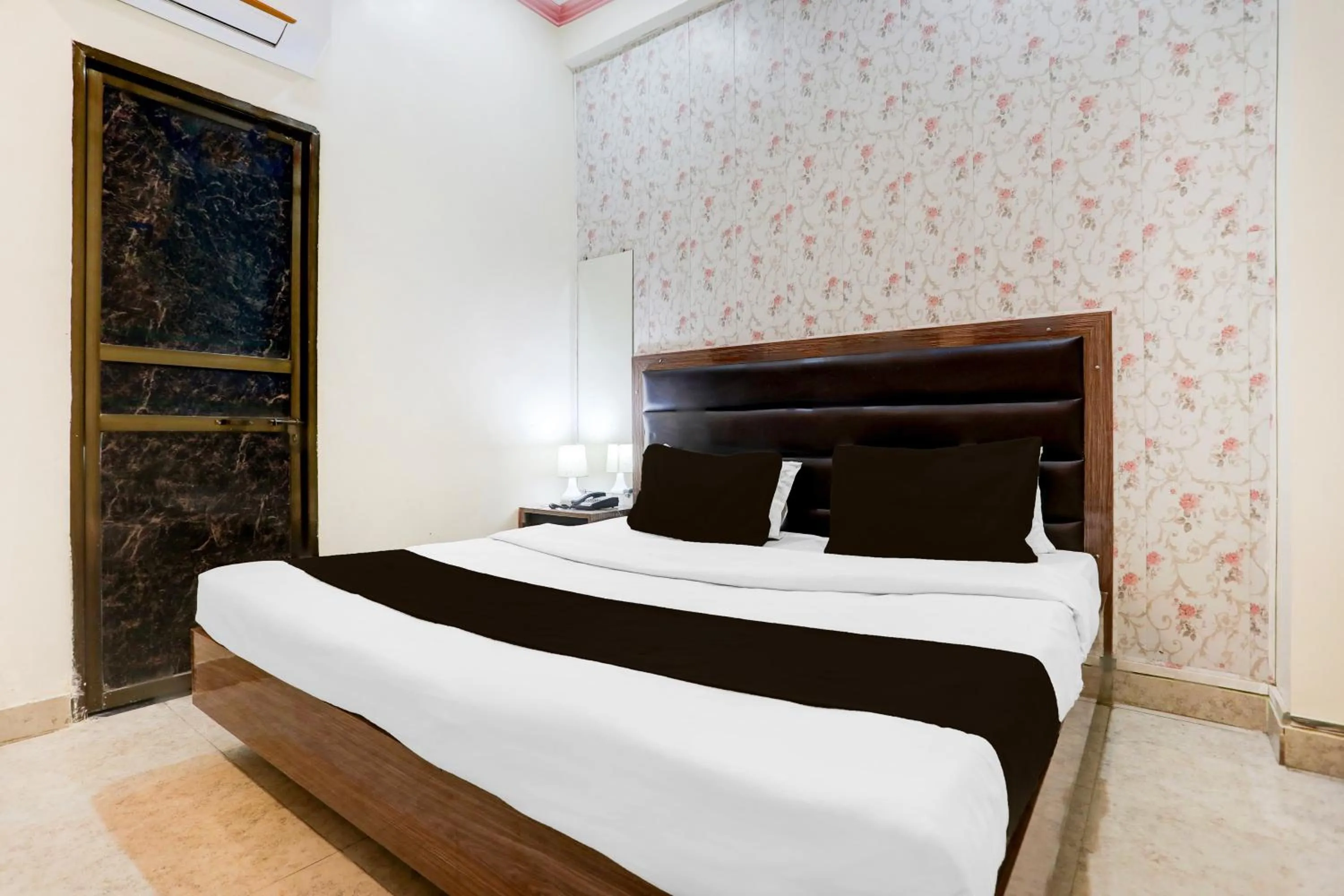 Bedroom, Bed in Super Hotel O Sankat Mochan Gandhi Nagar