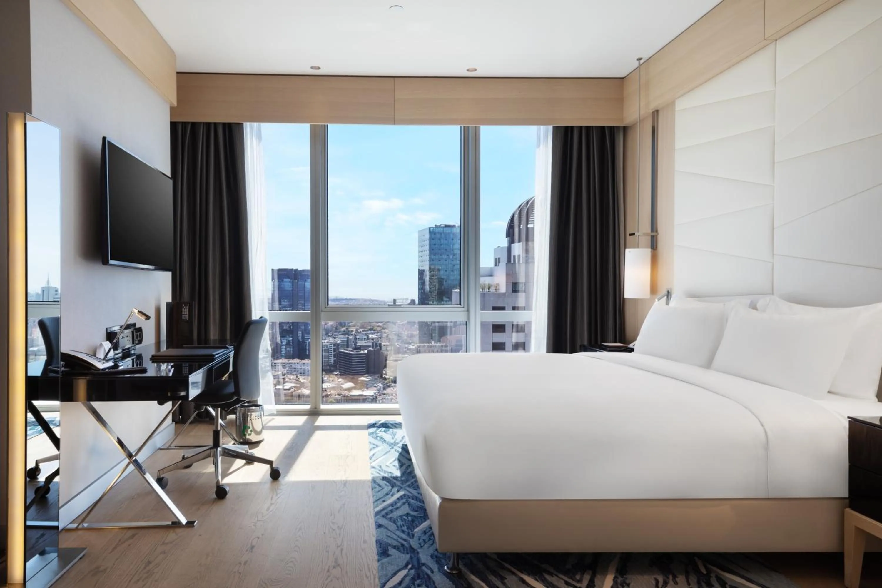 Bedroom, Bed in Wyndham Grand Istanbul Levent Hotel & Conference Center