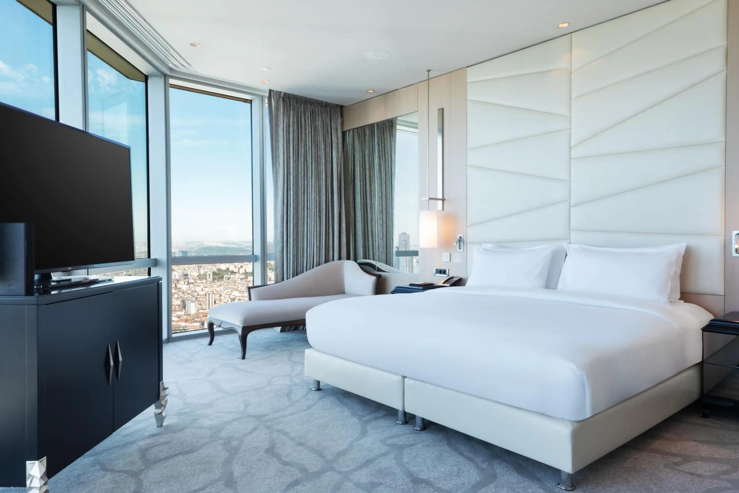 Bedroom, Bed in Wyndham Grand Istanbul Levent Hotel & Conference Center