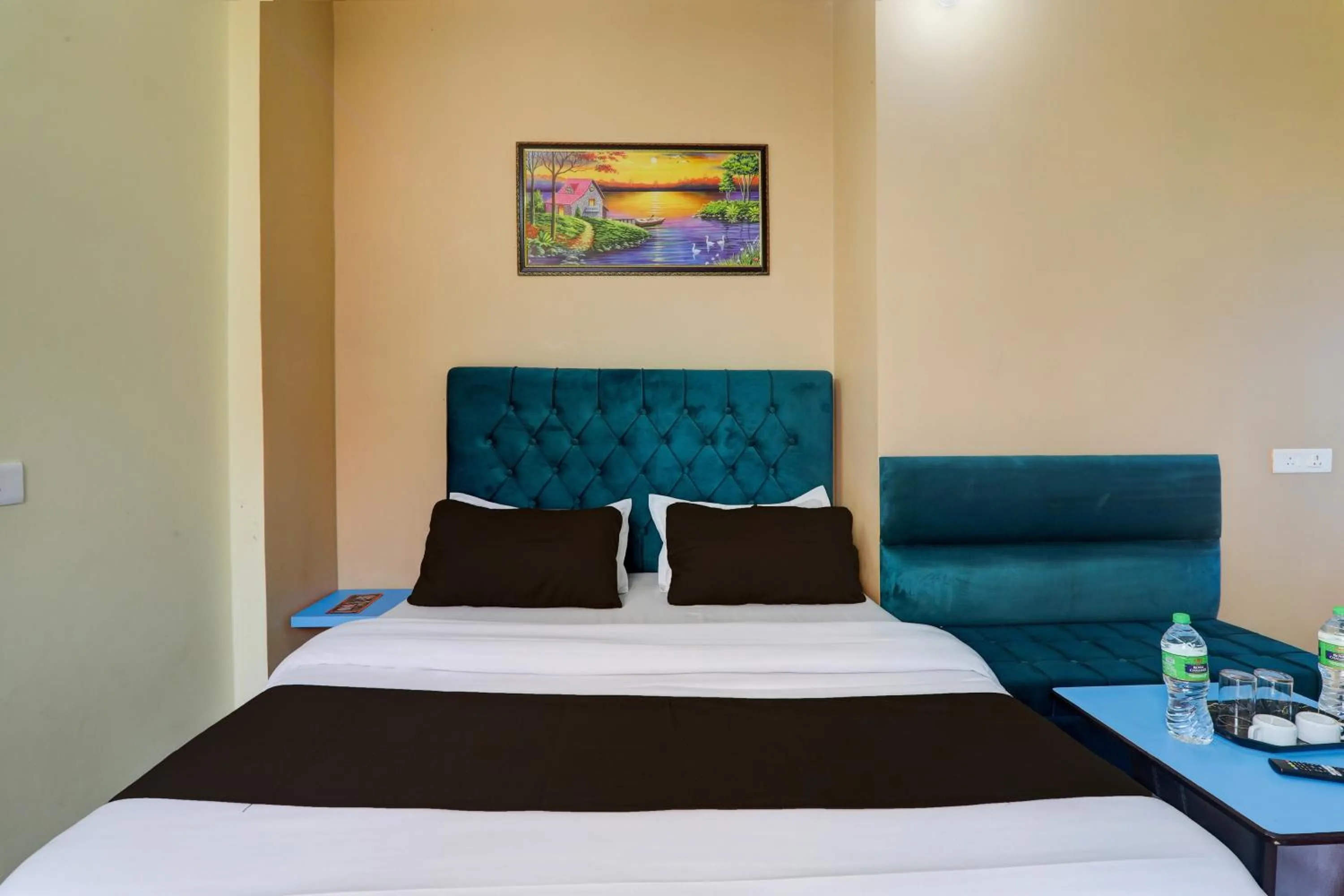 Facade/entrance, Bed in Hotel O Mauji Inn