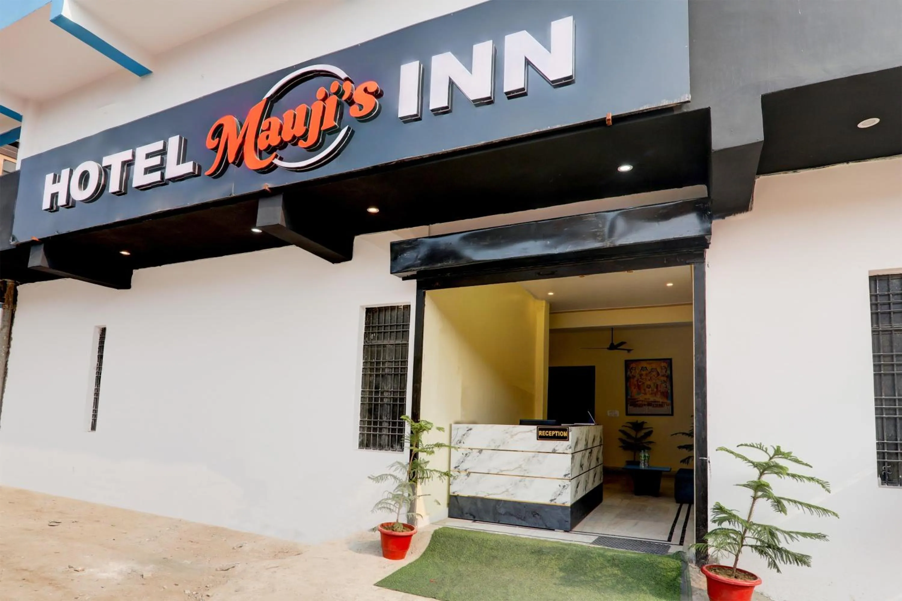 Facade/entrance in Hotel O Mauji Inn