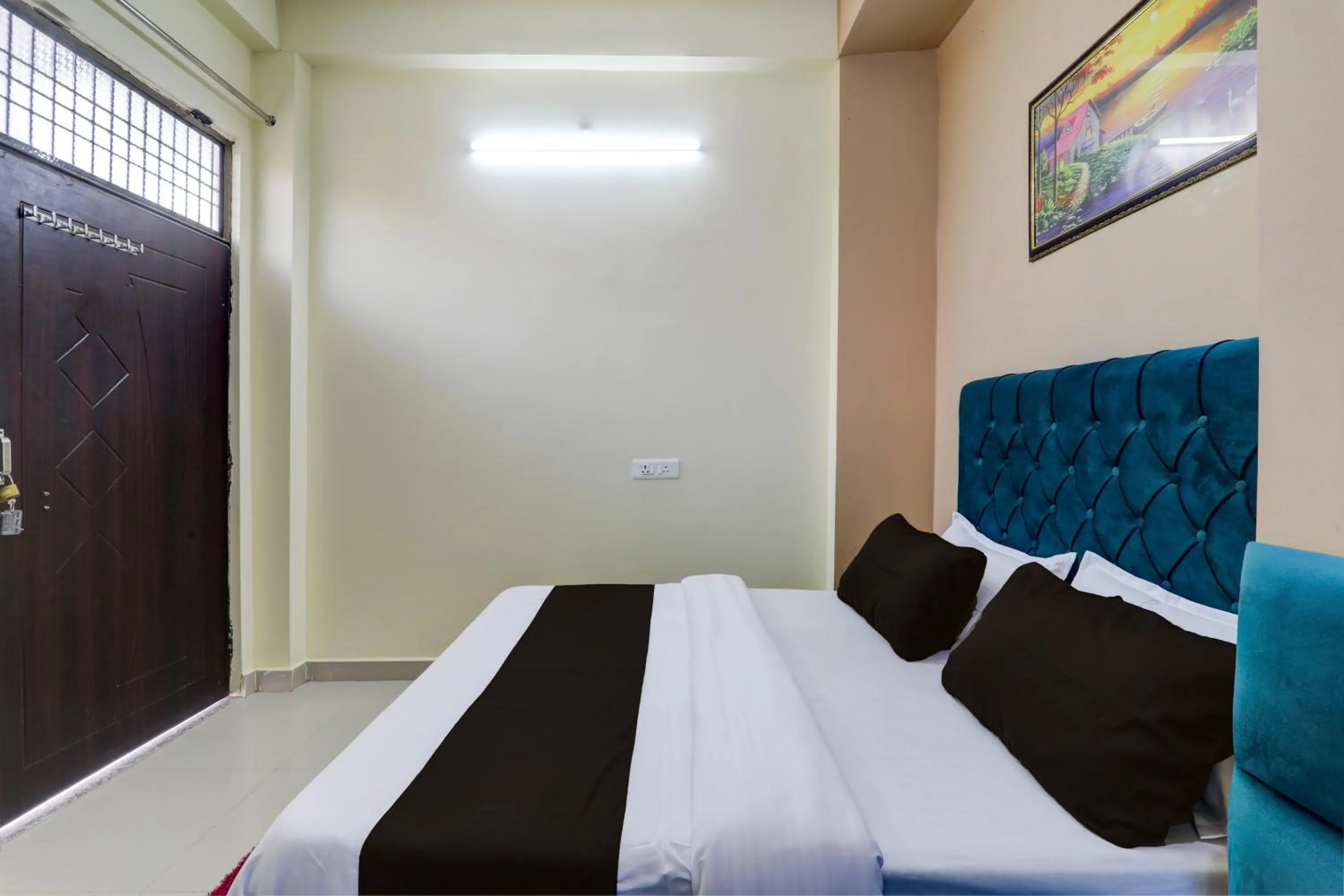 Bedroom, Bed in Hotel O Mauji Inn