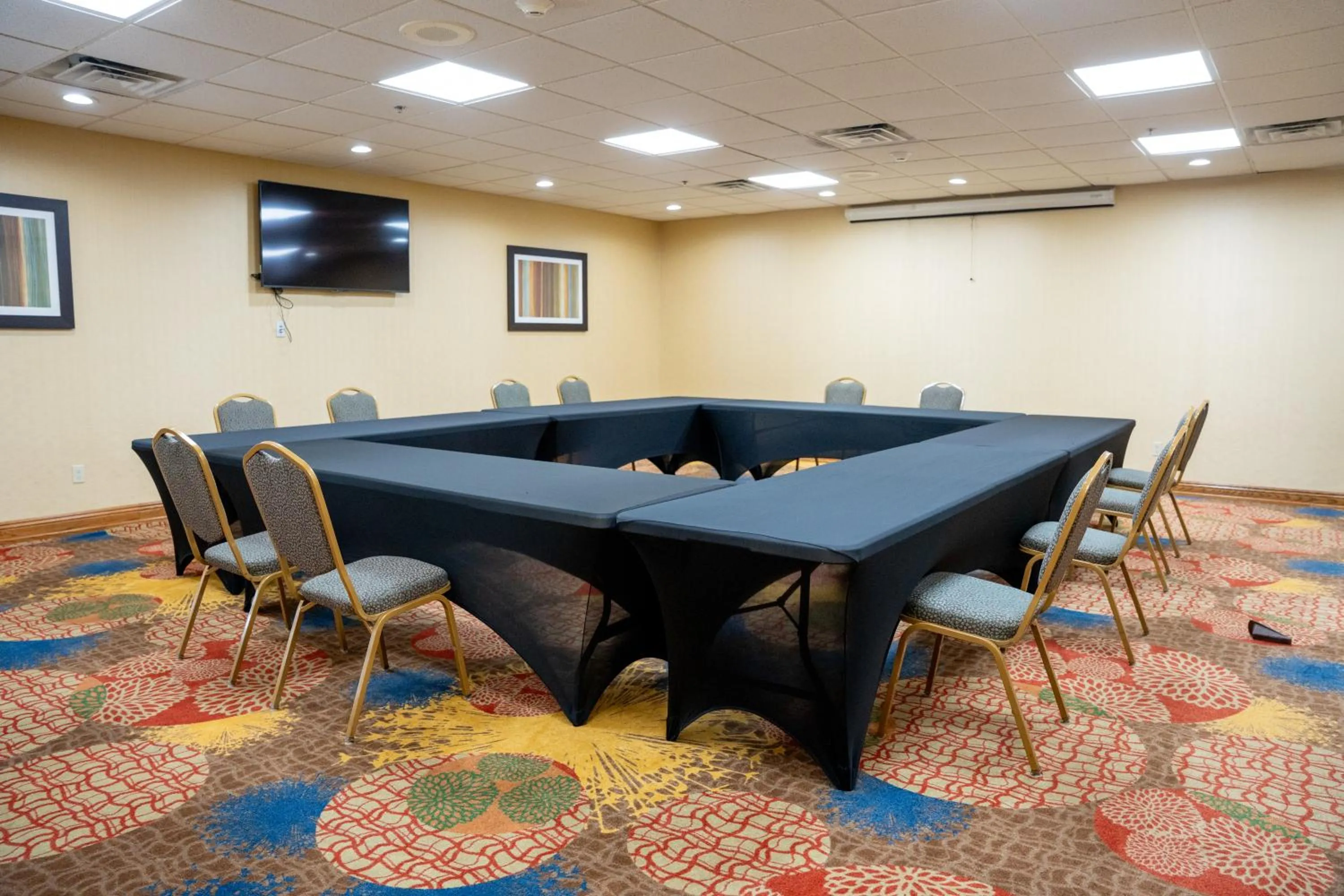 Coshocton Village Inn & Suites