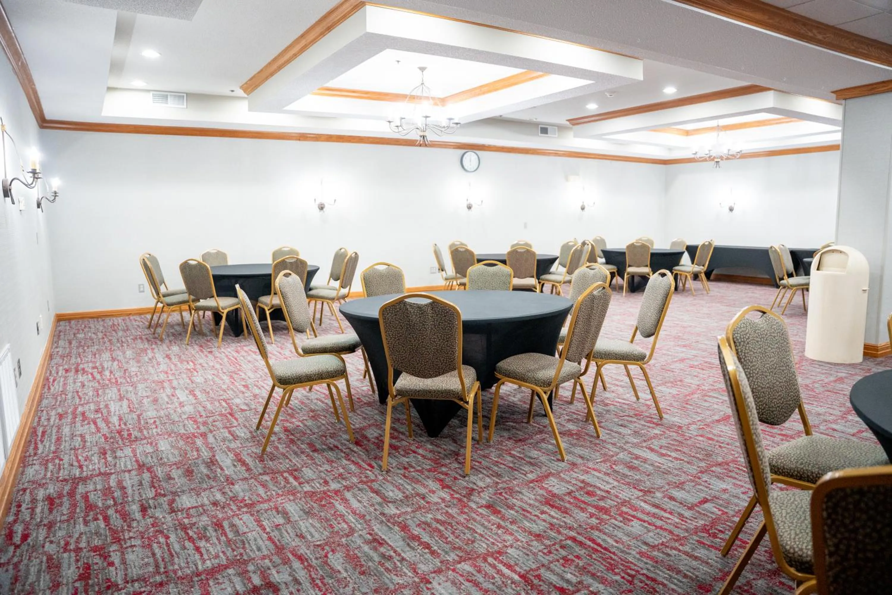 Coshocton Village Inn & Suites